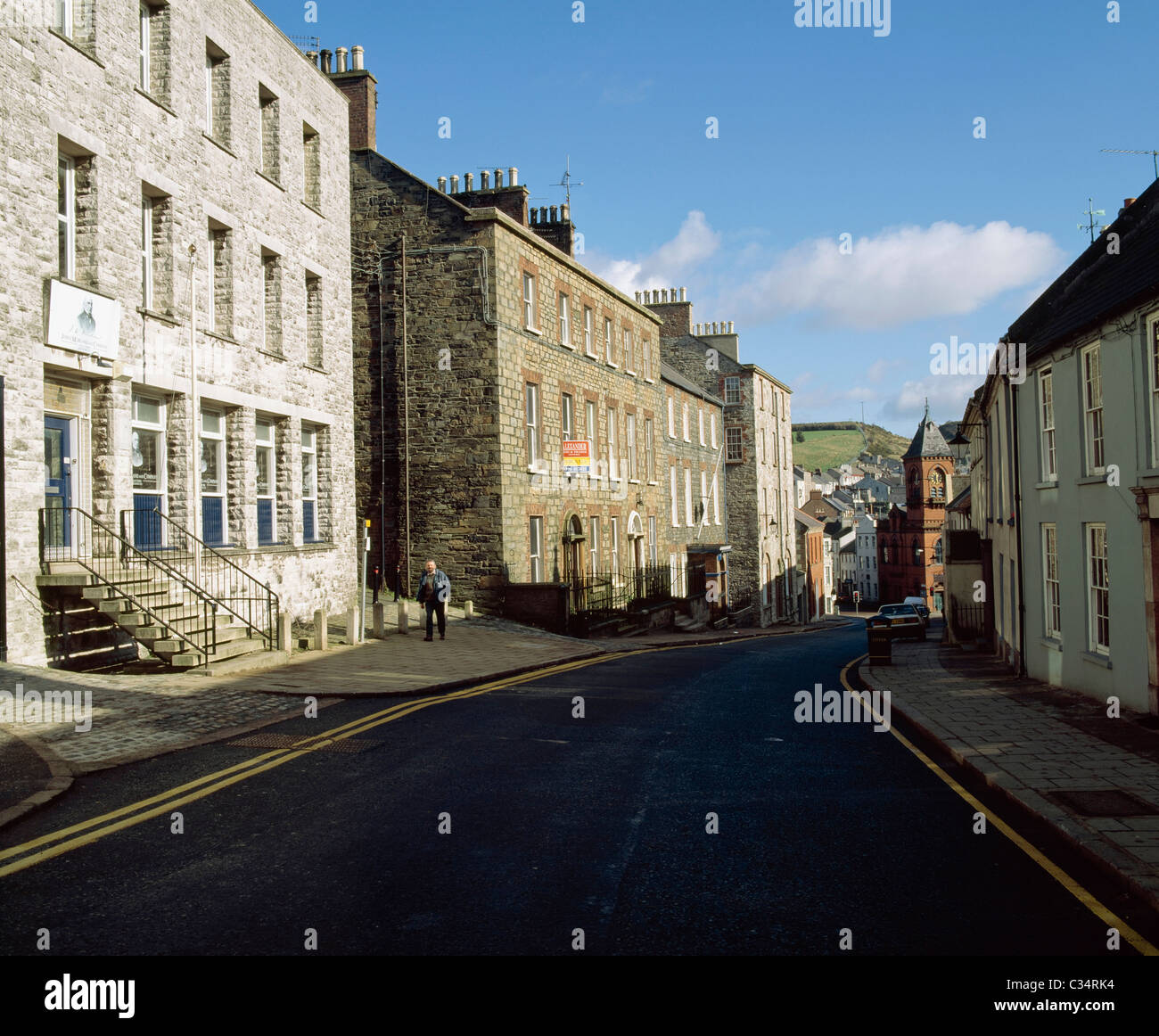 Downpatrick Co,vers le bas, l'Irlande du Nord;rue avec des bâtiments géorgien et victorien Banque D'Images