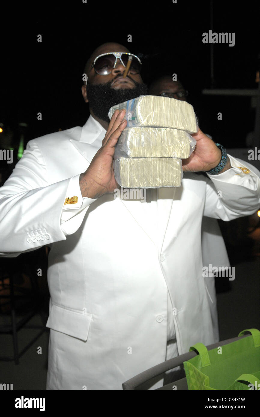 Rick Ross est titulaire d'une pile de one dollar bills Rick Ross fête son  anniversaire avec son 'Big Boss' tout blanc partie, qui a lieu sur le Photo  Stock - Alamy