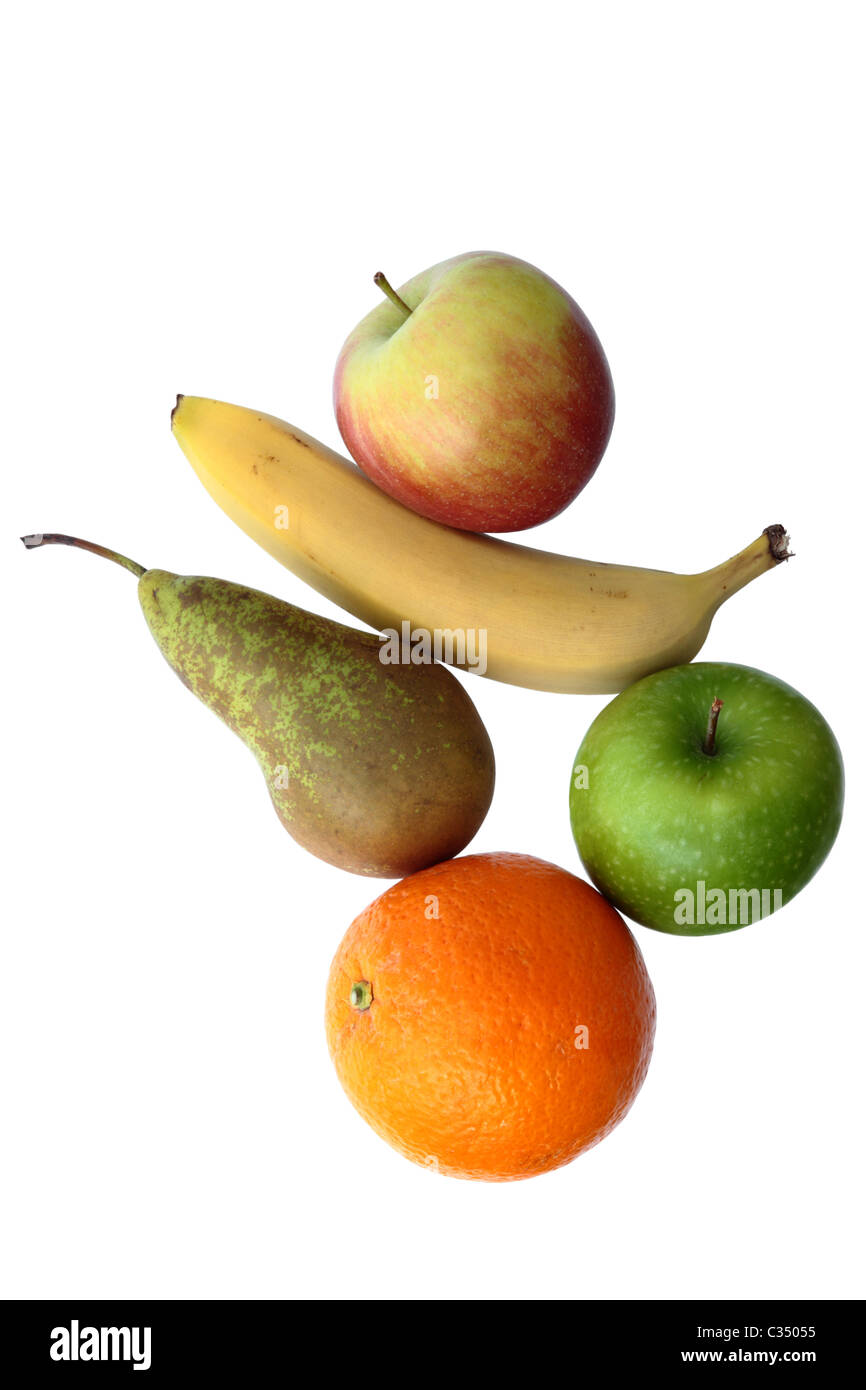 Un assortiment de fruits, pommes, poires,banane et orange semblent équilibrés dans une nature morte composition isolé sur un fond blanc. Banque D'Images