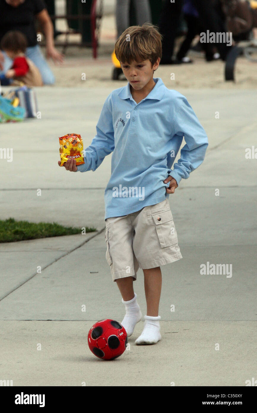 Romeo Beckham vu botter un football et s'amusant à Coldwater Park. Los Angeles, Californie - 19.02.09 Banque D'Images