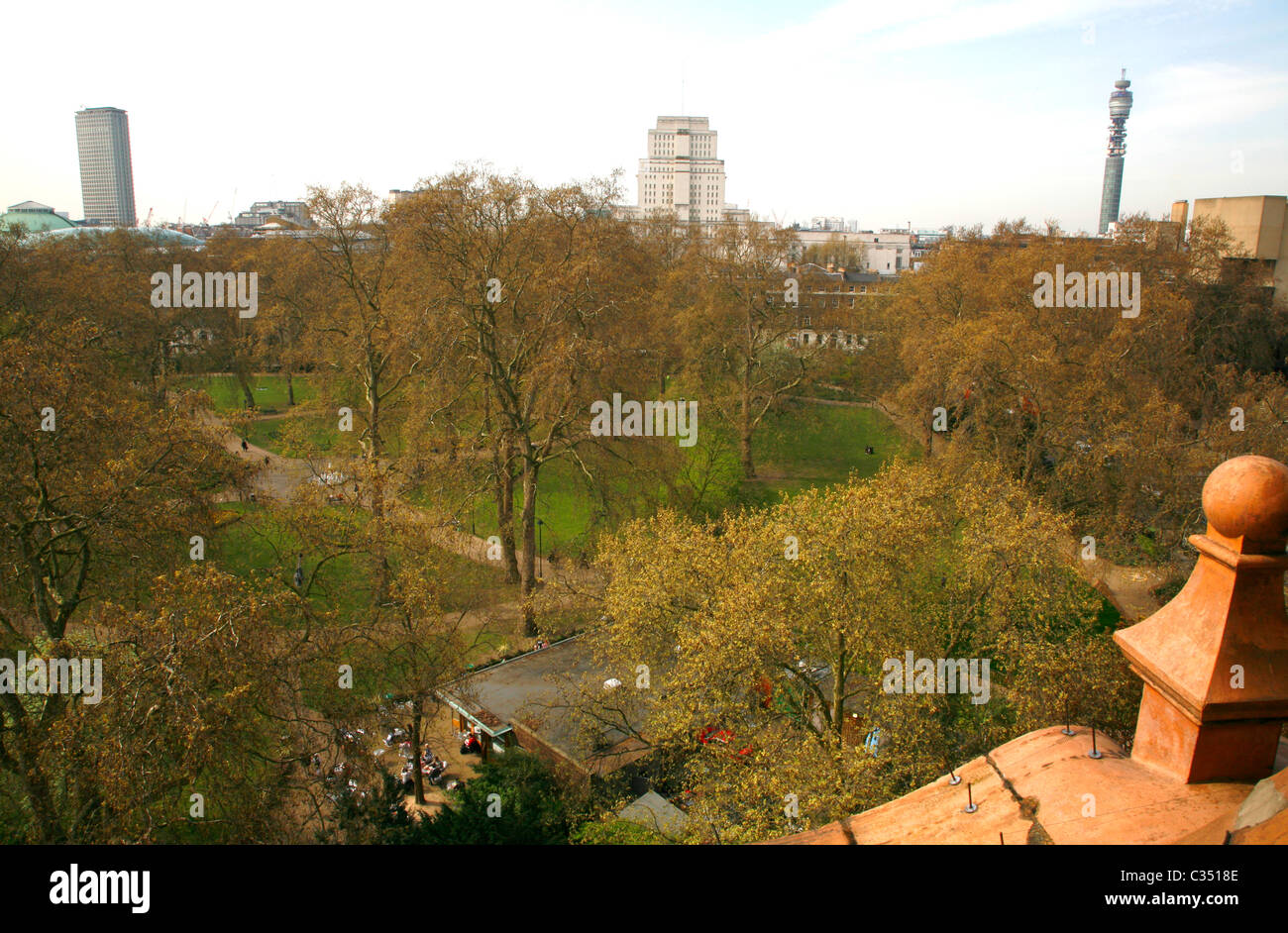 Vue sur le toit de l'hôtel Russell, de Russell Square, Centre Point, Sénat et Chambre Telecom Tower, Bloomsbury, London, UK Banque D'Images Vue sur le toit de l'hôtel Russell, de Russell Square, Centre Point, Sénat et Chambre Telecom Tower, Bloomsbury, London, UK Banque D'Images