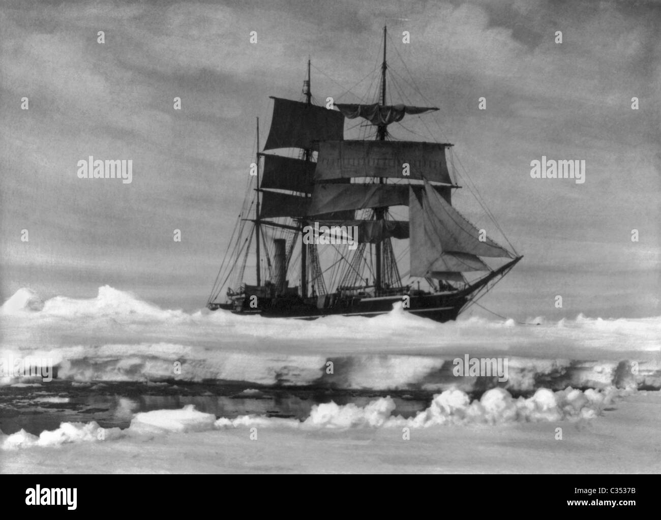 Robert Falcon Scott's ship 'Terra Nova' coincé dans des blocs de glace dans l'Antarctique au cours de l'expédition Terra Nova de 1910 - 1913. Banque D'Images
