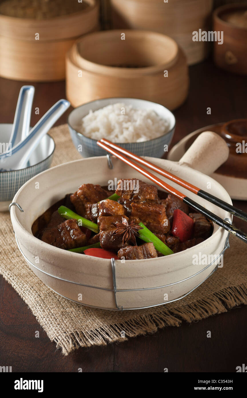 Flanc de porc cuit rouge traditionnel en terre cuite. Chinese food Banque D'Images