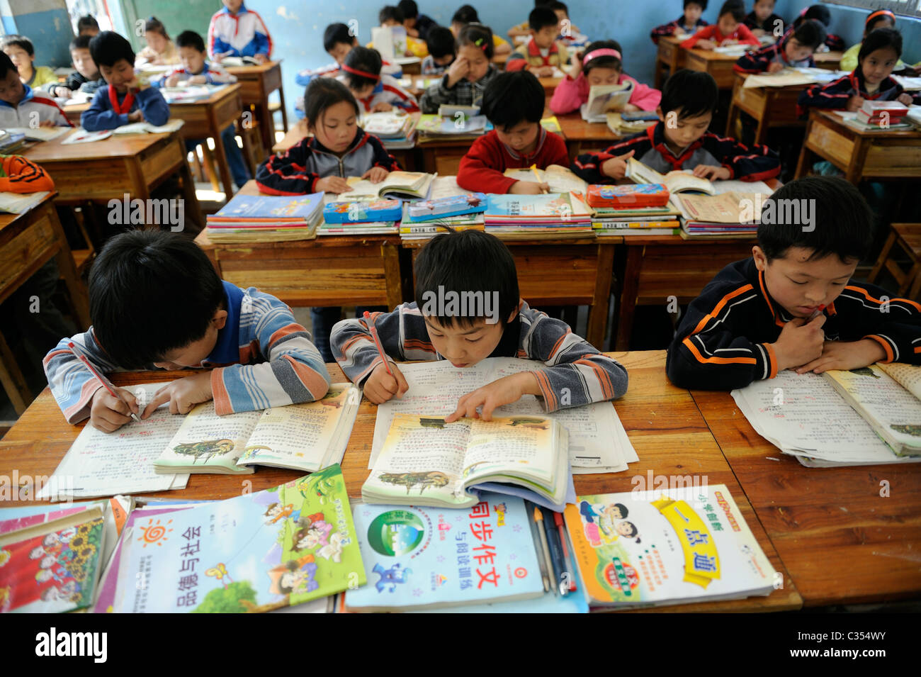Les élèves fréquentent l'école primaire en Chine en classe en campagne à distance Duan county, Guangxi, Chine. 20-Apr-2011 Banque D'Images