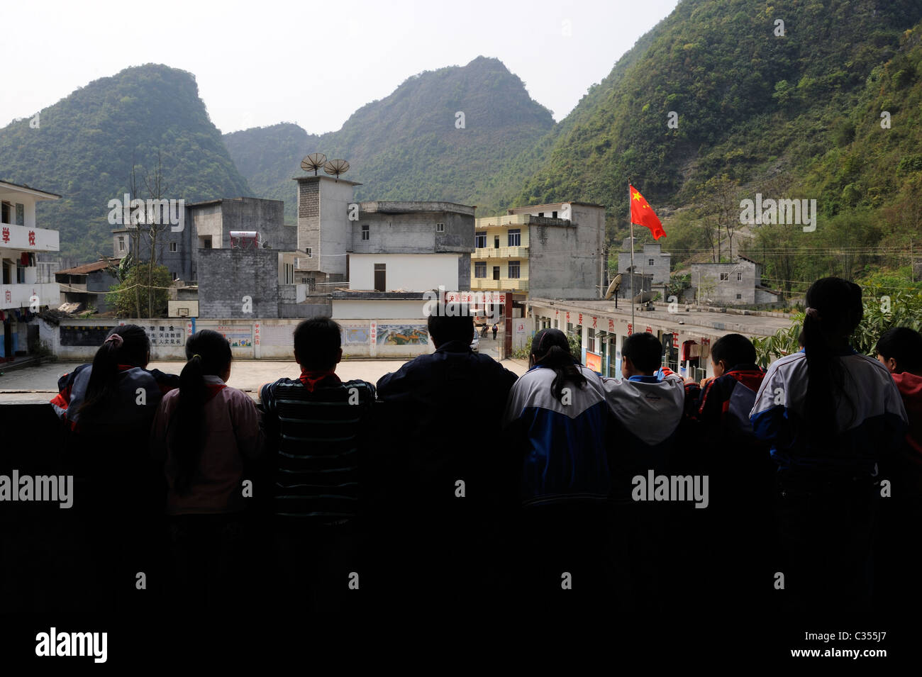 Les élèves de l'école primaire en Chine ont une pause dans la campagne dans le comté de Duan, Guangxi, Chine. 20-Apr-2011 Banque D'Images