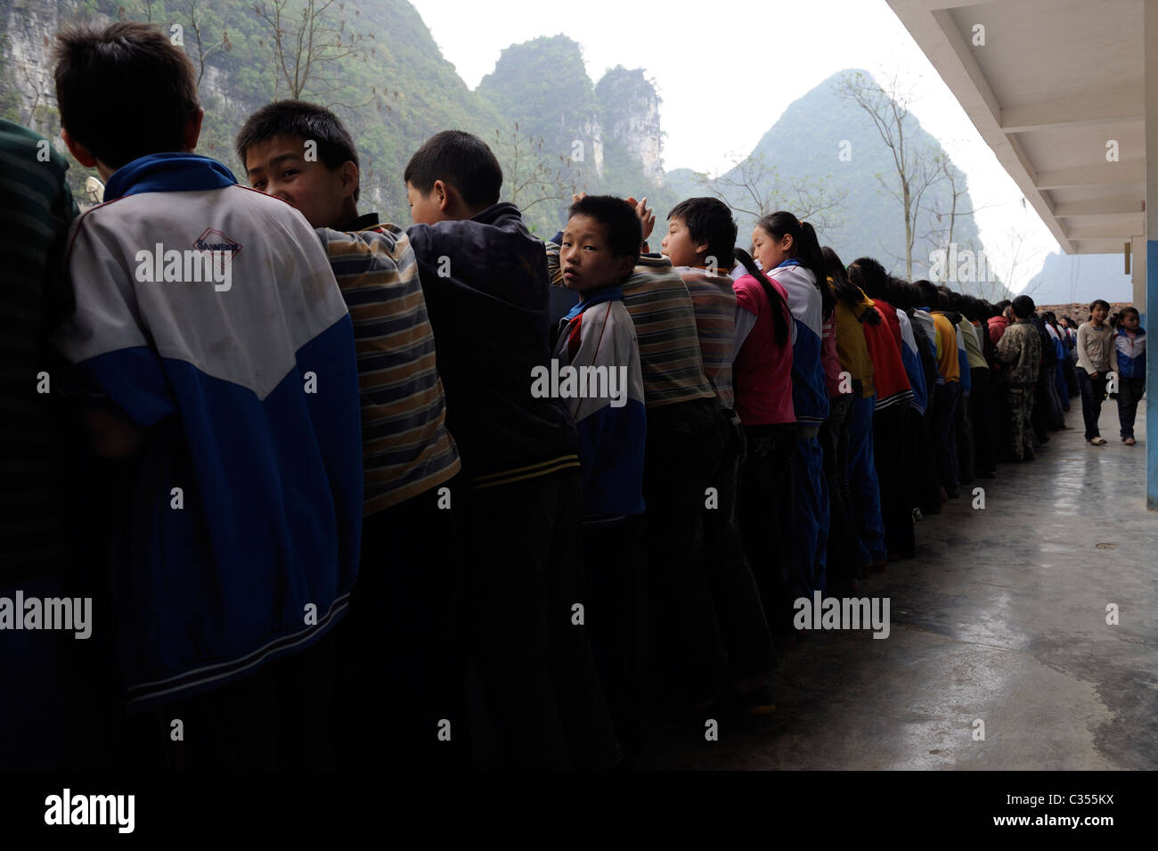 Les élèves de l'école primaire en Chine ont une pause dans la campagne dans le comté de Duan, Guangxi, Chine. 20-Apr-2011 Banque D'Images