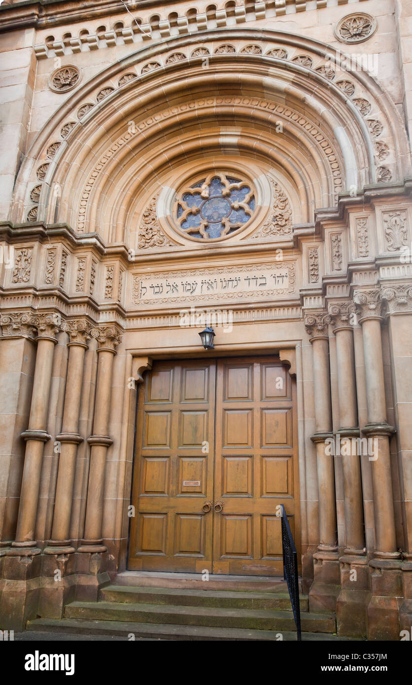 Porte d'entrée principale à Garnethill Synagogue, Glasgow, le premier but construit shul en Écosse (1879) Banque D'Images