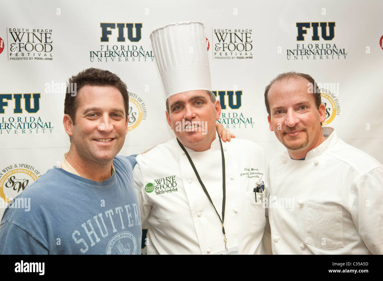 Chef Adam Perry Lang, CRF School of Hospitality's Chef Michael Moran et Chef  Chris Lilly 2009 Wine and Food Festival au Photo Stock - Alamy