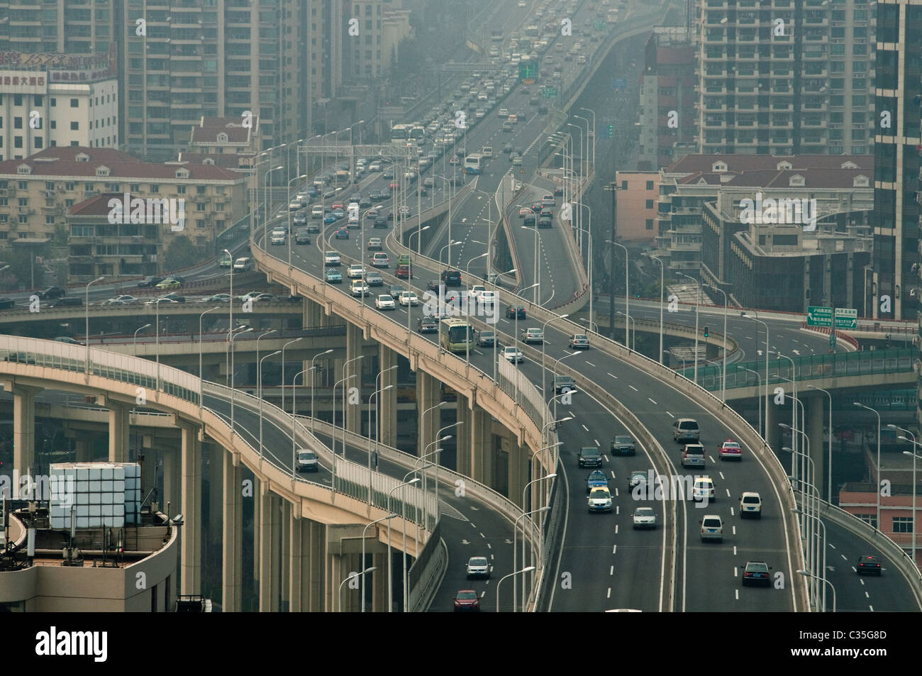 La vue depuis le pont Lupu au Sud Zongshan Lu, evelated intersection route Nord-sud montre à quel point la Chine est polluée. Banque D'Images