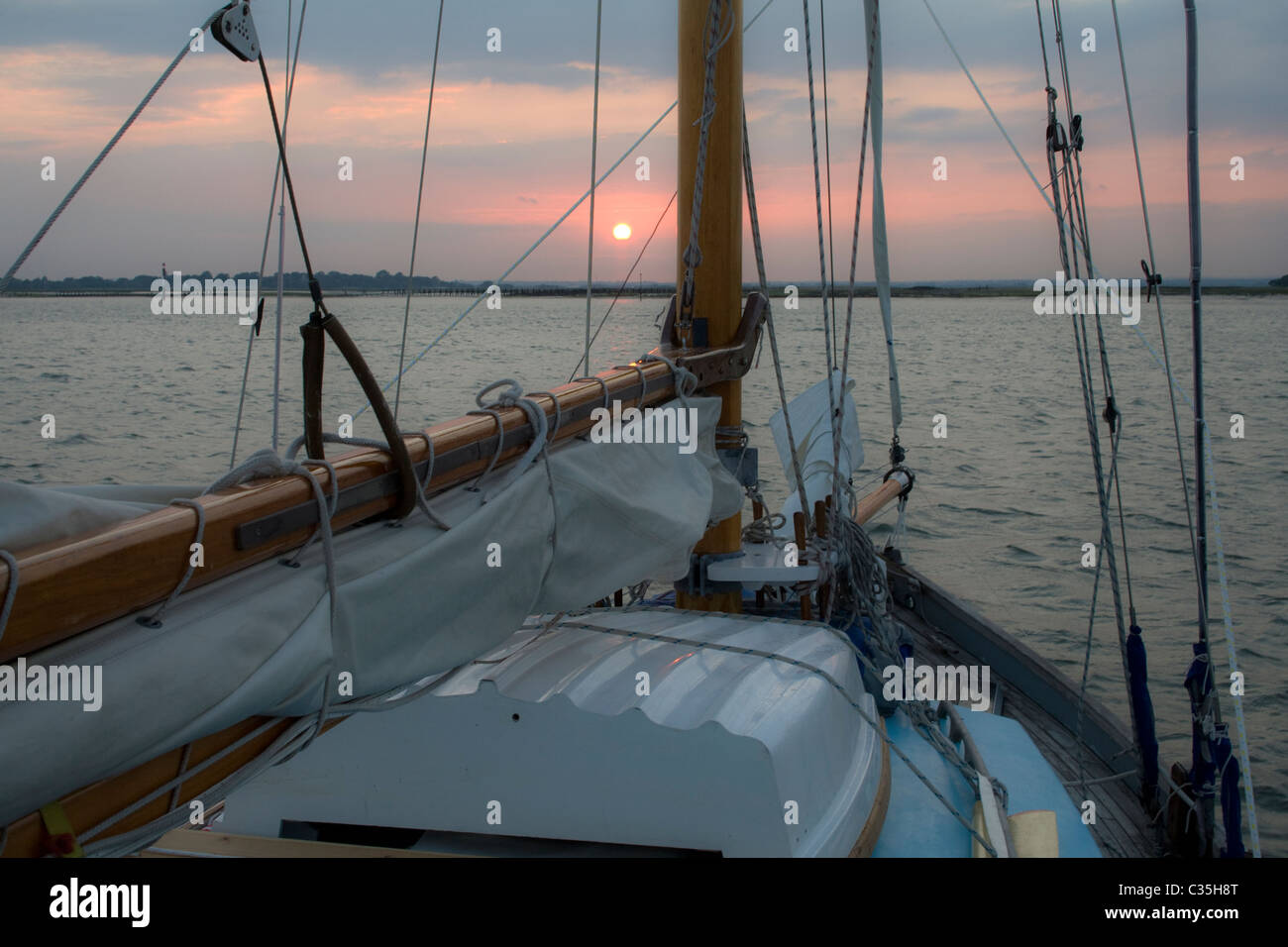 Bateau traditionnel et le coucher du soleil dans le port de Chichester, Angleterre Banque D'Images