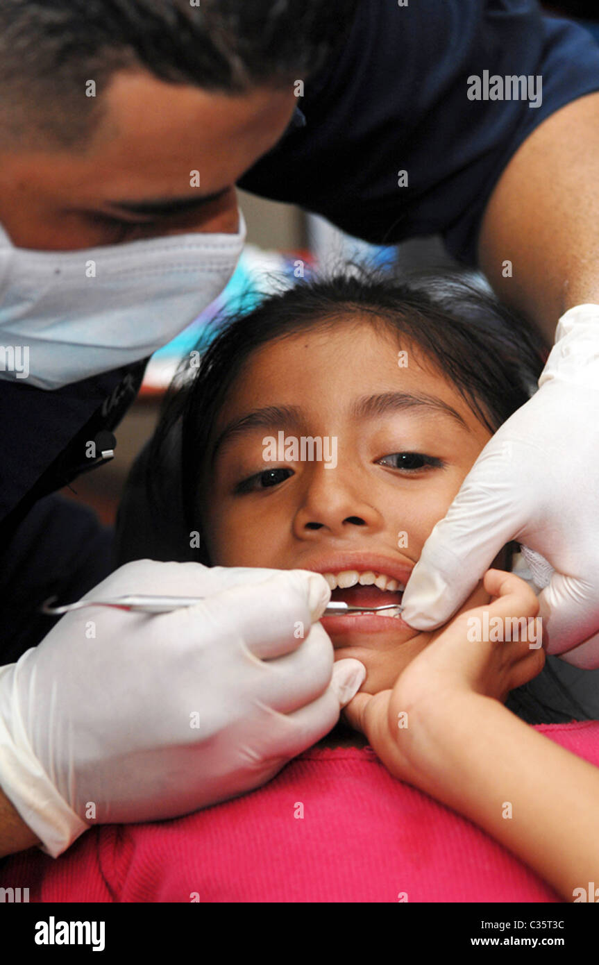 LA RÉGION, d'El Salvador, de l'hôpital Corpsman fournit des soins dentaires à un patient Banque D'Images