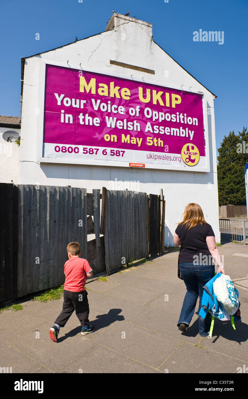 Panneau publicitaire sur la paroi latérale de PRIMESIGHT house site publicité pour un parti politique de l'UKIP en élections de l'Assemblée galloise Banque D'Images