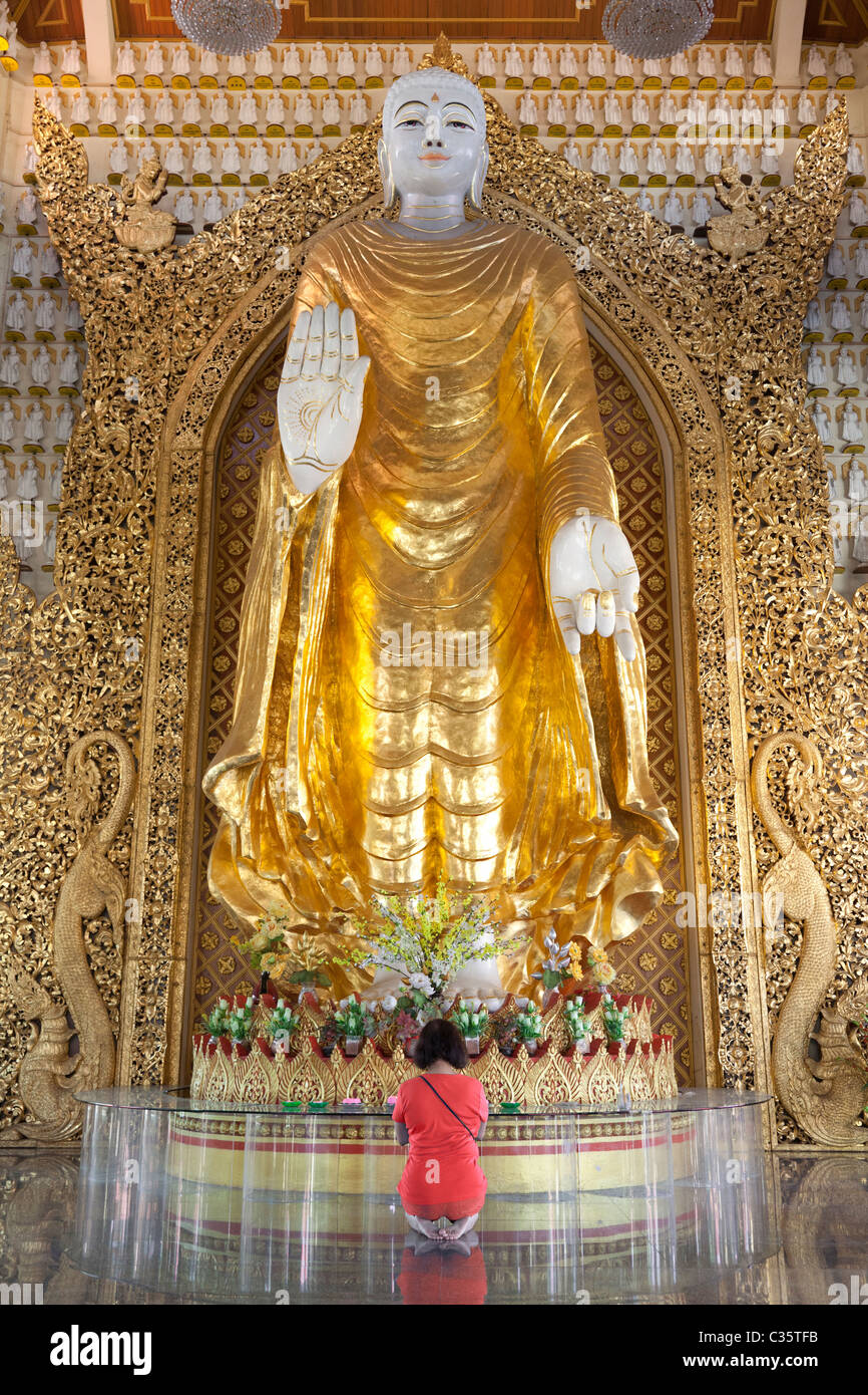 Temple de Dhammikarama à Penang, Malaisie- priant à Bouddha géant Banque D'Images