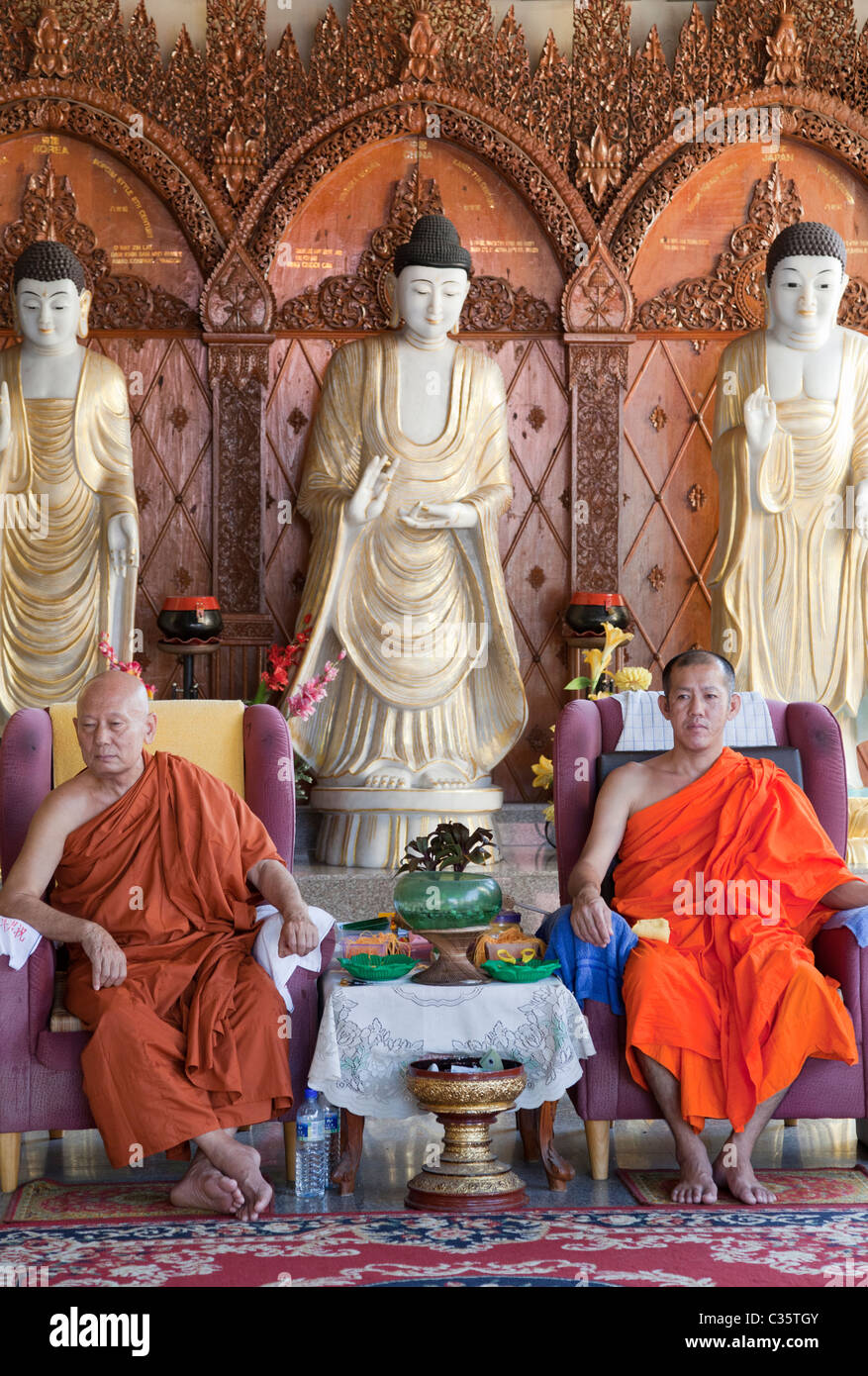 Temple de Dhammikarama à Penang, Malaisie- moines aînés assis Banque D'Images