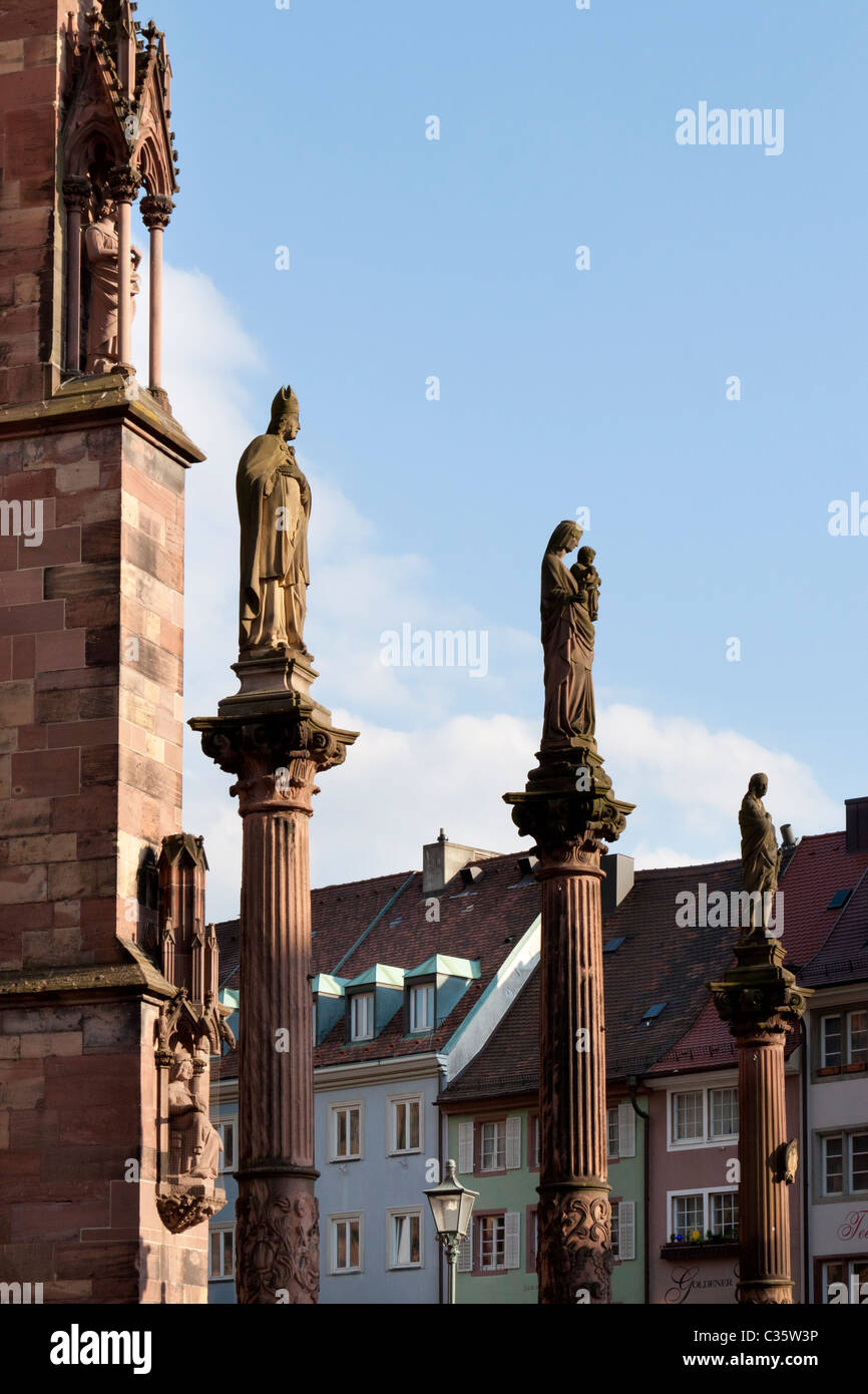 Statues religieuses sur colonnes de pierres dans le Münster Platz, la place de la Cathédrale, Freiburg, Allemagne Banque D'Images