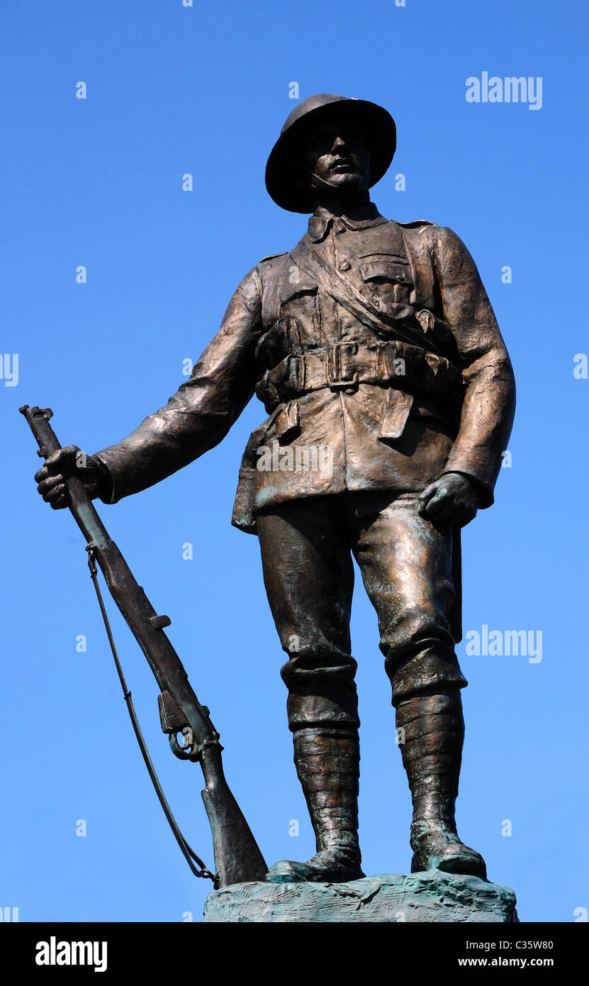 Un soldat de bronze est un monument commémoratif aux soldats morts au combat de la Grande Guerre Banque D'Images
