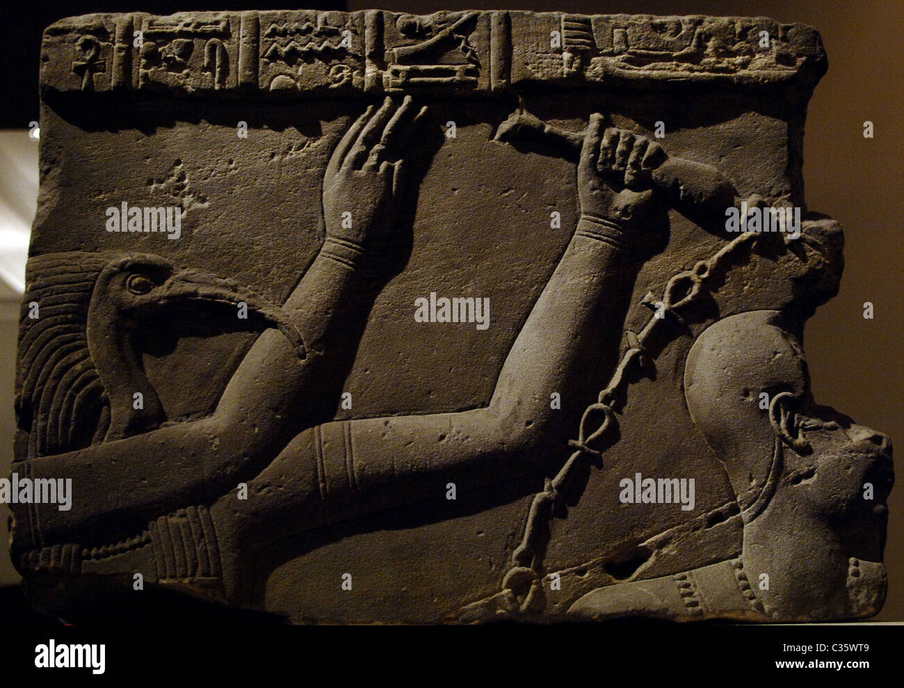 L'art égyptien Bloc Corniche avec relief montrant le baptême de Pharaon de la période romaine. 41- 68 après J.-C. L'Égypte. Banque D'Images