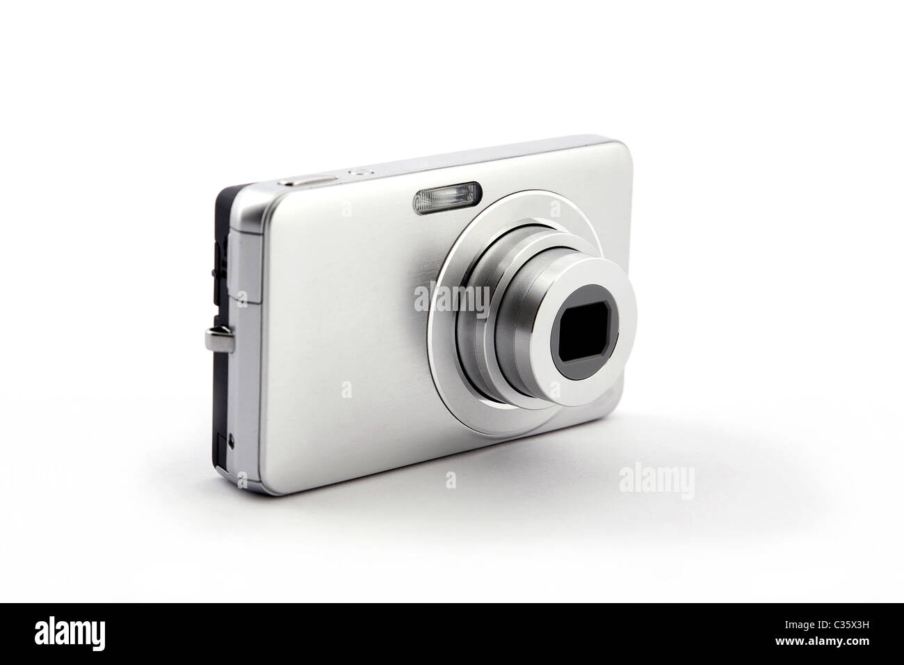 Appareil photo compact numérique argent isolé sur fond blanc Banque D'Images