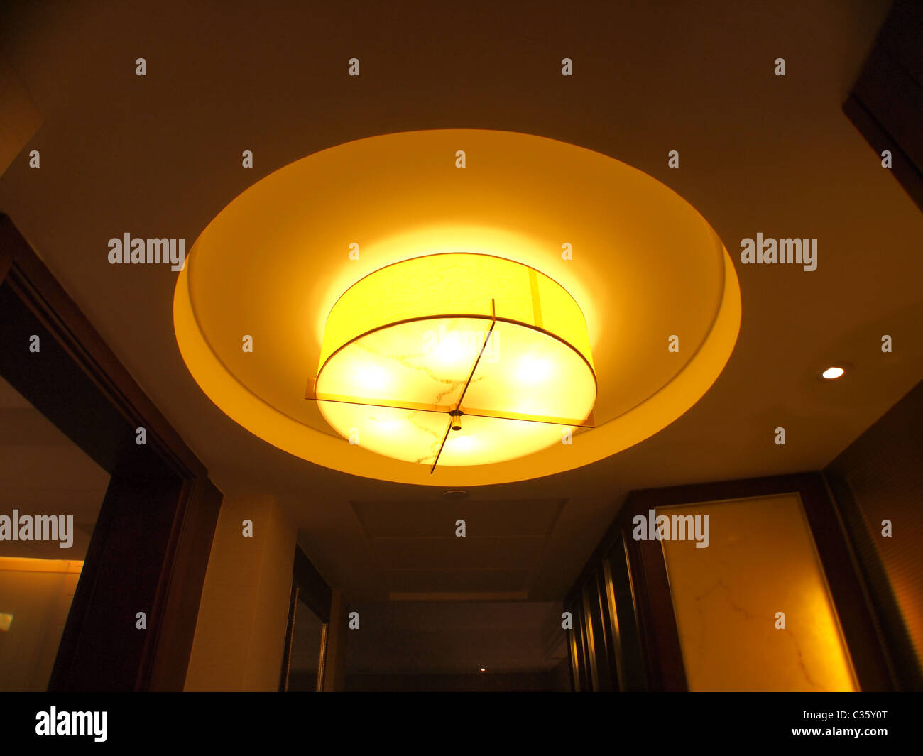 Lumière au plafond Banque de photographies et d'images à haute résolution -  Alamy