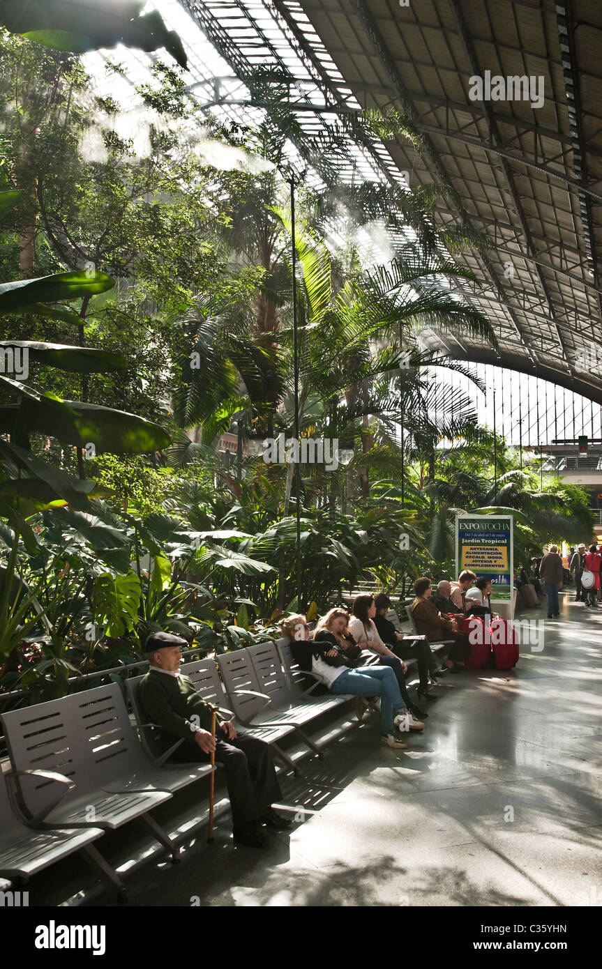 En attente de trains dans la gare d'Atocha, le centre de Madrid, Espagne Banque D'Images