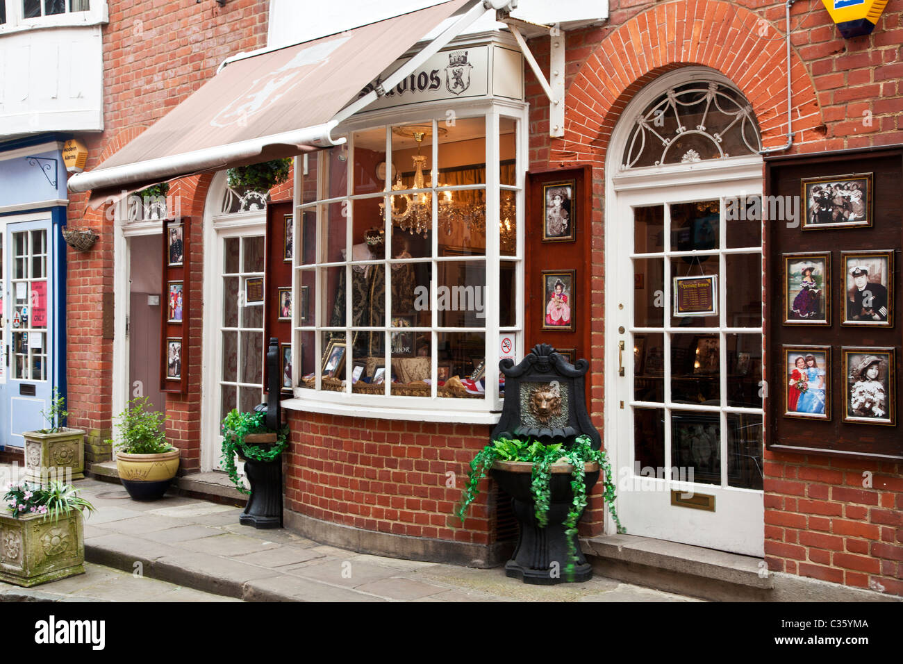 Jolie Baie Georgienne fenêtré shop front dans la rue de l'église, une petite rue pavée à Windsor, Berkshire, England, UK Banque D'Images