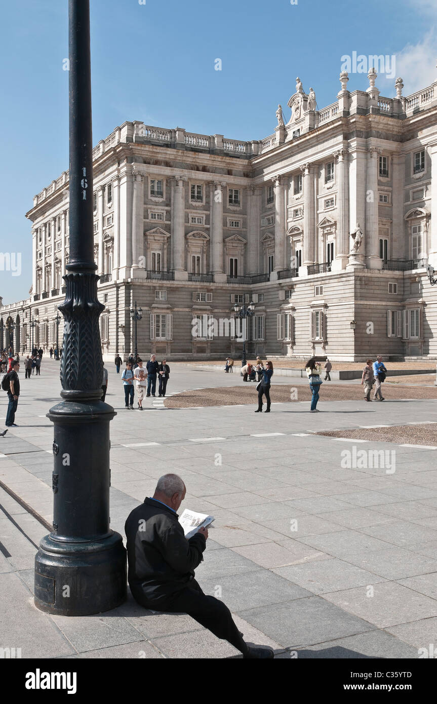 Sur la Plaza de Oriente avec le Palacio Real à l'arrière-plan, Madrid, Espagne. Banque D'Images