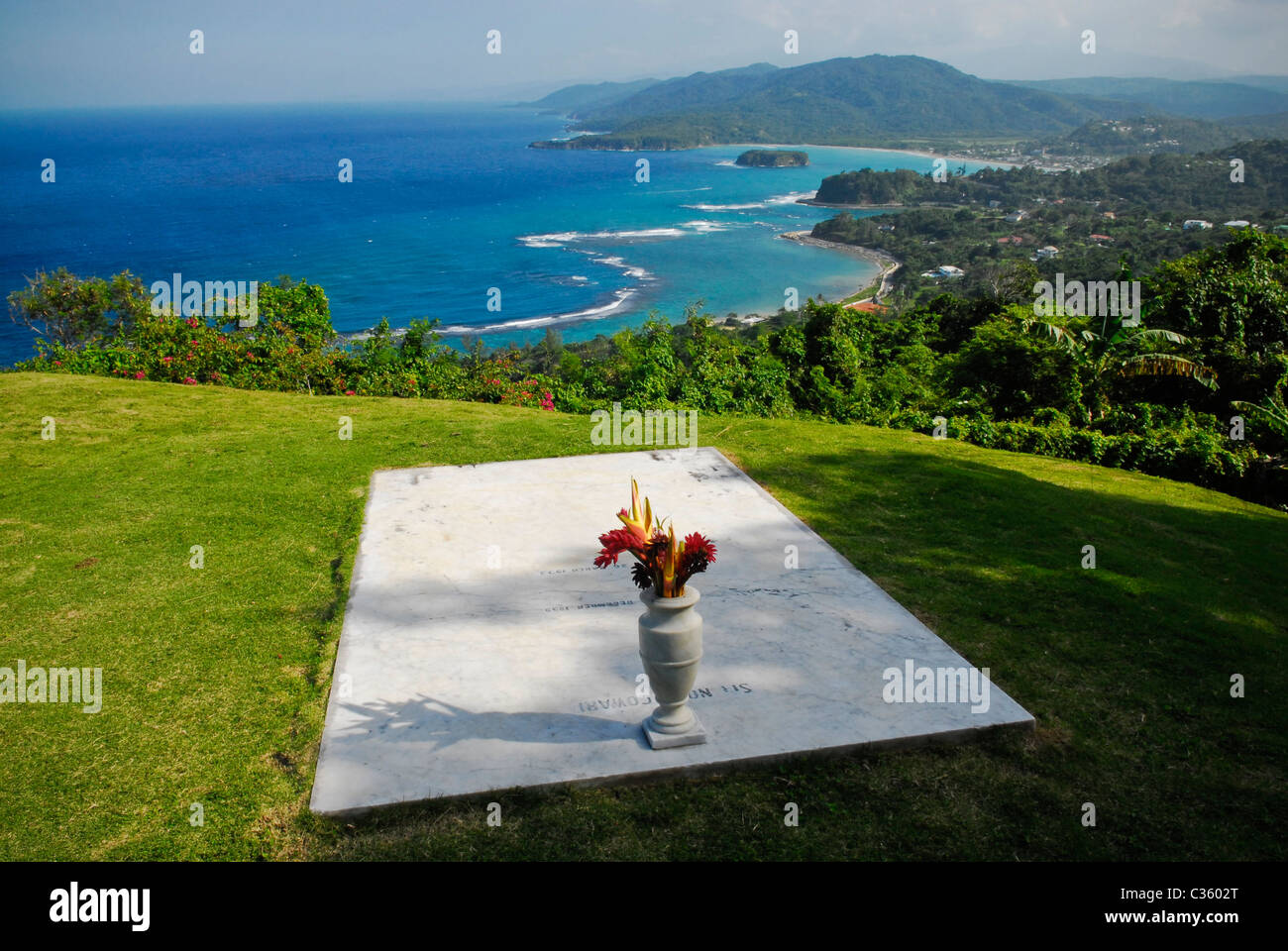 Tombe de Noel Coward, à la luciole, la Jamaican accueil de Noel Coward, surplombant la baie de Port Maria, St Mary, Jamaïque Banque D'Images