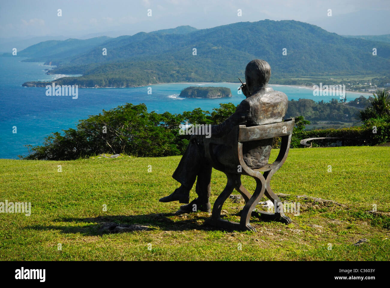 Sculpture de Noel Coward, à la luciole, la Jamaican accueil de Noel Coward, surplombant la baie de Port Maria, St Mary, Jamaïque Banque D'Images