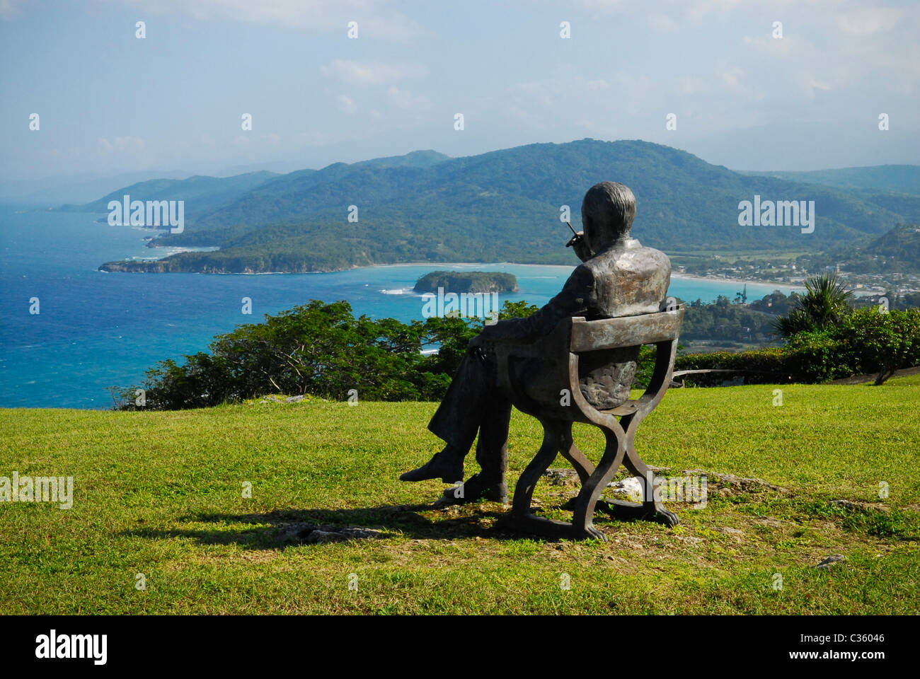 Sculpture de Noel Coward, à la luciole, la Jamaican accueil de Noel Coward, surplombant la baie de Port Maria, St Mary, Jamaïque Banque D'Images