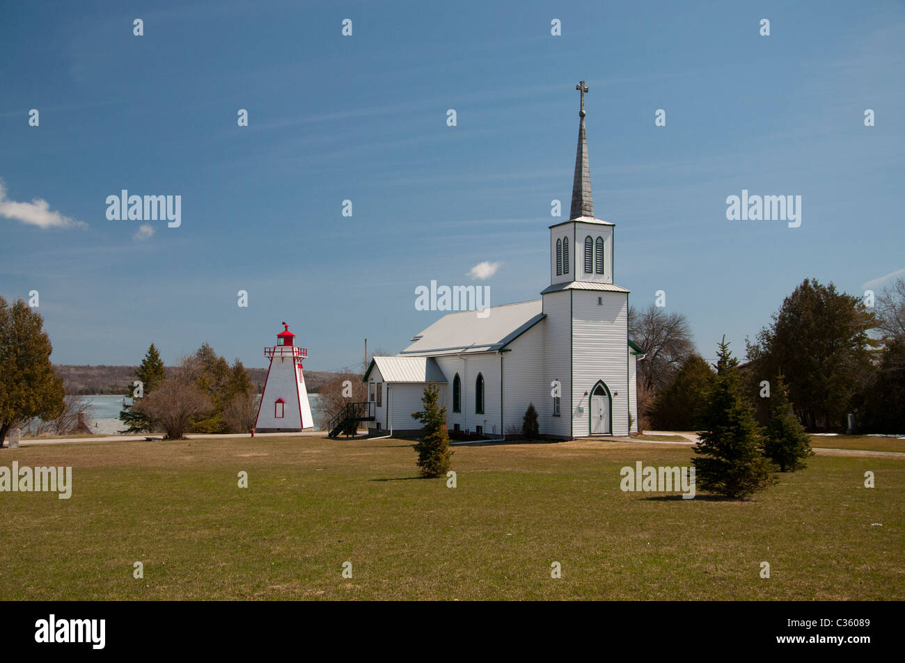 L'église anglicane St. Paul et un phare historique à Manitowaning, Ontario. Banque D'Images