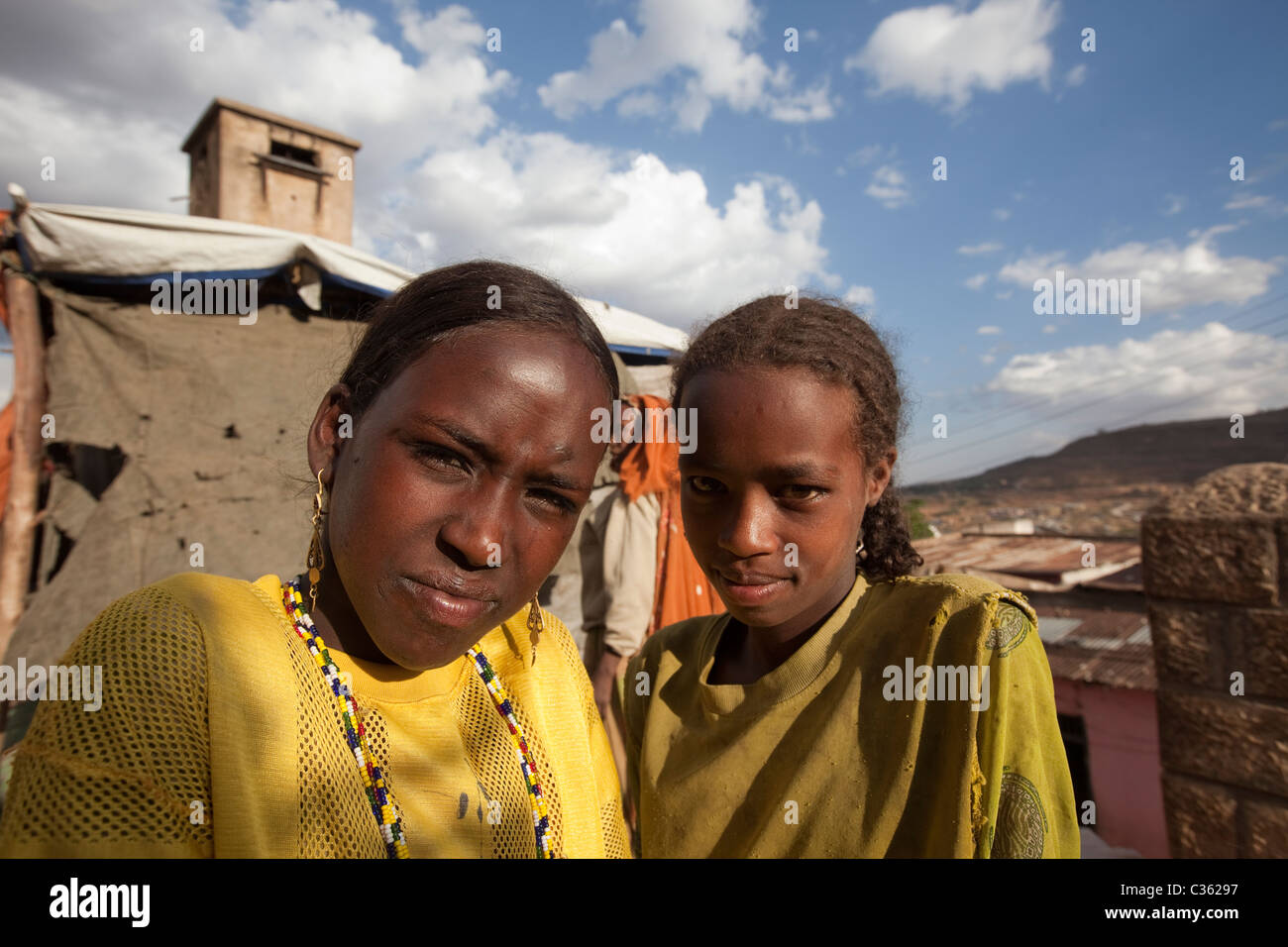 Scène de rue avec des filles - la vieille ville de Harar, Ethiopie, Afrique Banque D'Images