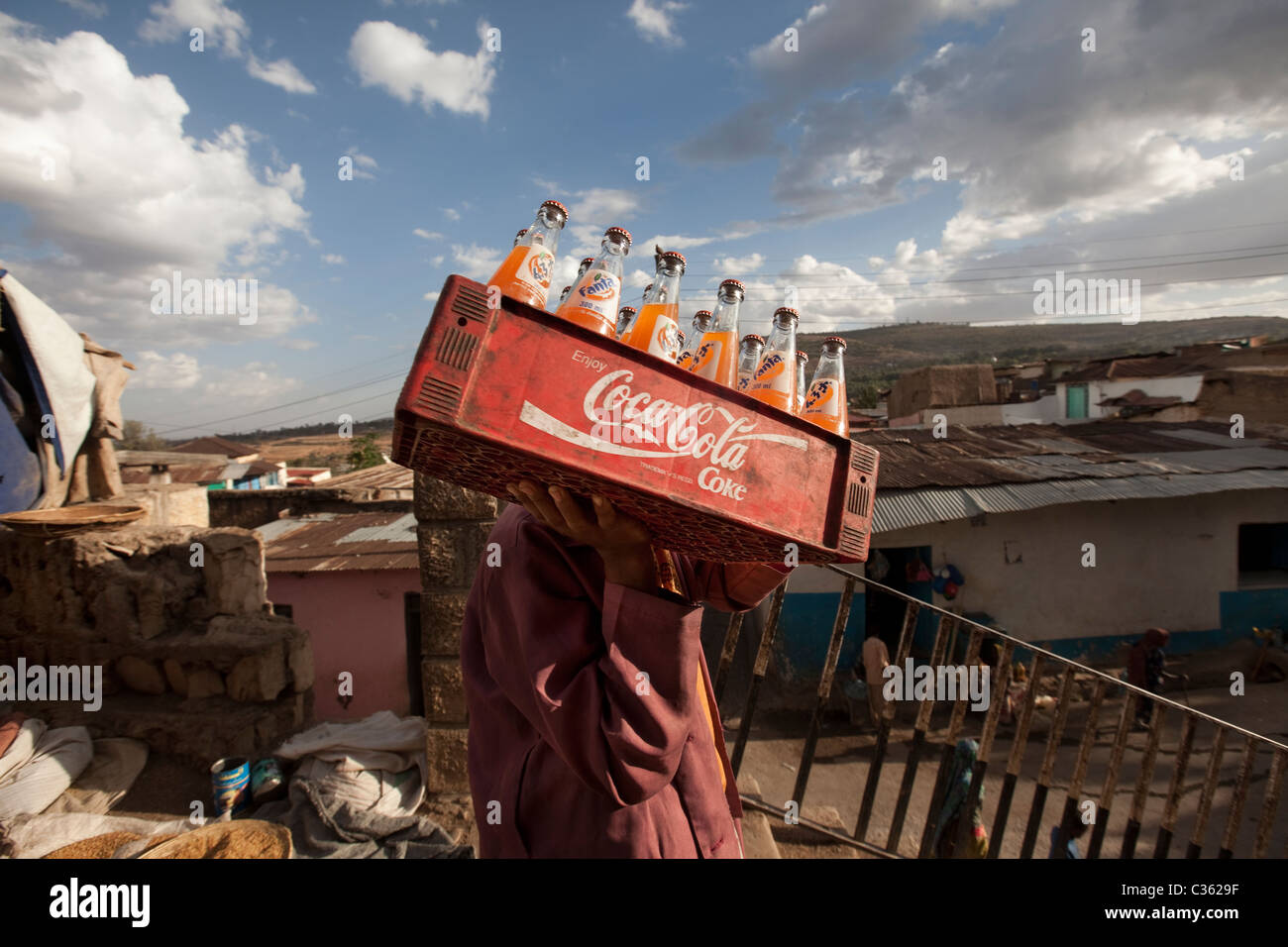 Scène de rue avec un homme portant de soude - la vieille ville de Harar, Ethiopie, Afrique Banque D'Images Scène de rue avec un homme portant de soude - la vieille ville de Harar, Ethiopie, Afrique Banque D'Images