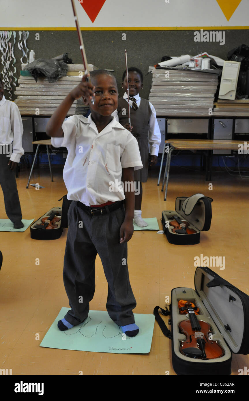 Les enfants qui apprennent à jouer du violon dans un quartier noir, dans l'école - Langa Township au Cap, la formation Violon Banque D'Images