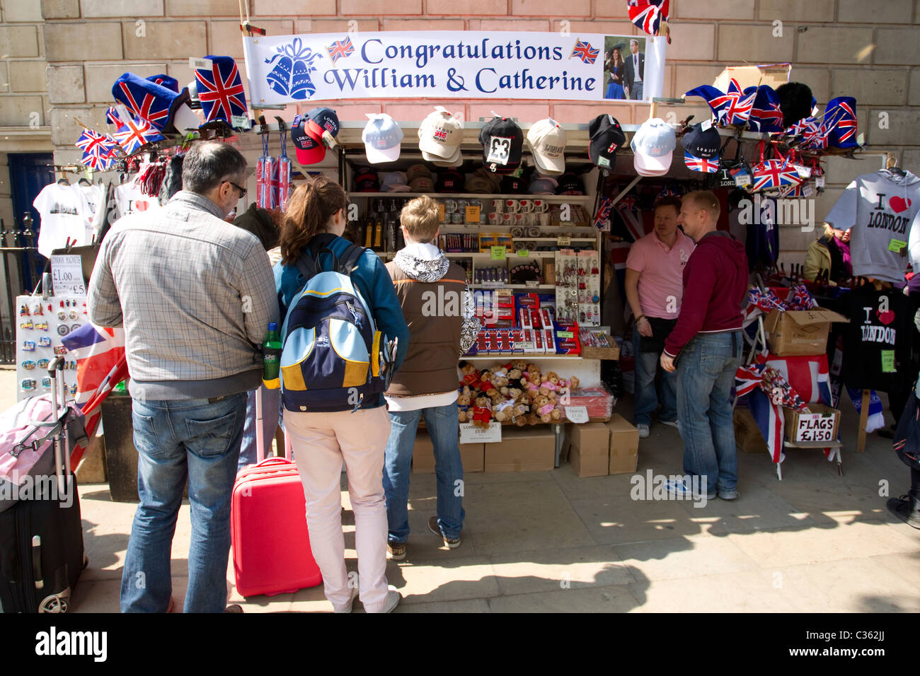 Mariage Royal fans acheter des souvenirs dans les rues de Westminster avant le mariage royal du Prince William et Kate Middleton. Banque D'Images