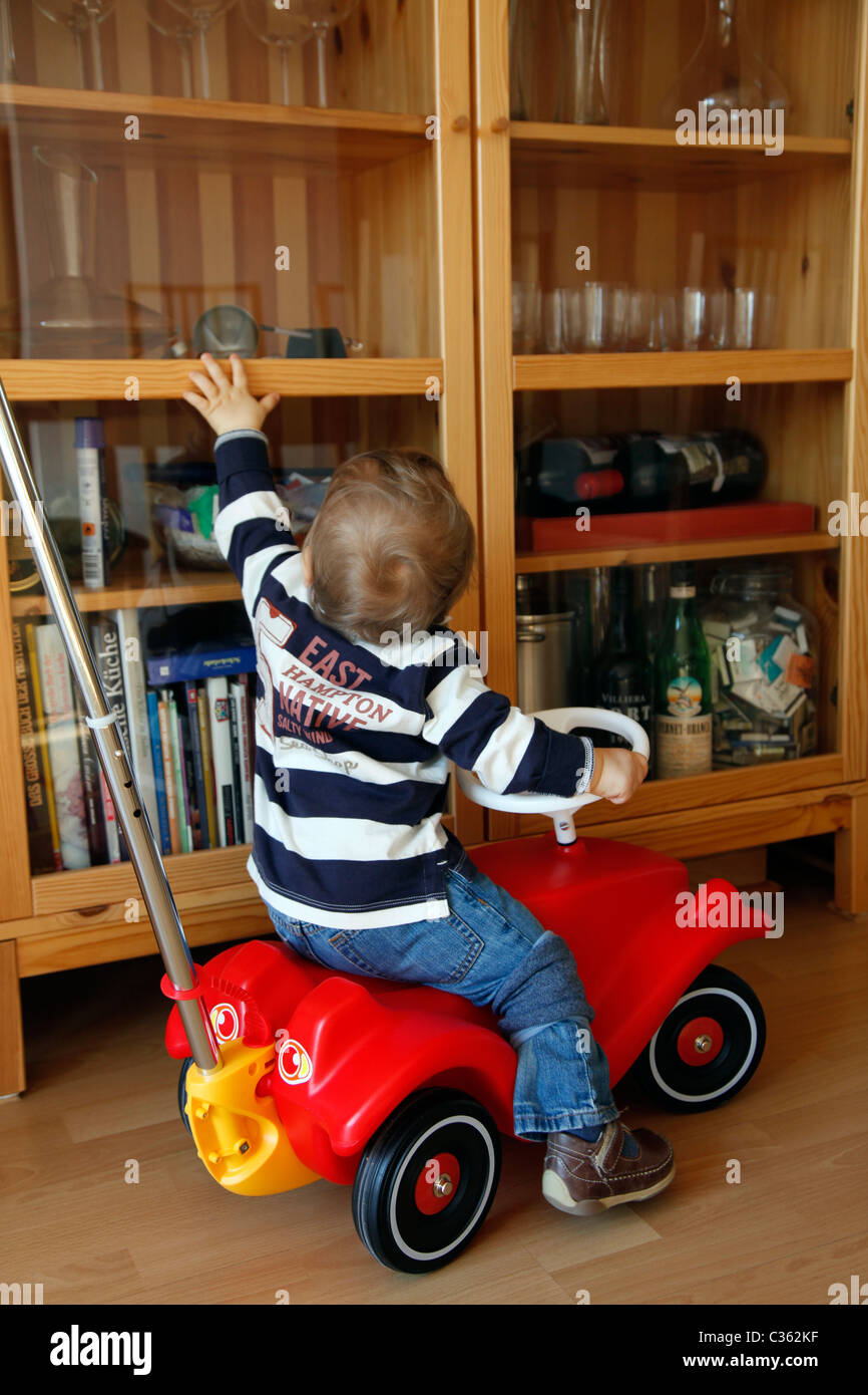 Bebe Garcon 11 Mois Decouvre Sa Maison Curieux De Tout A Photo Stock Alamy