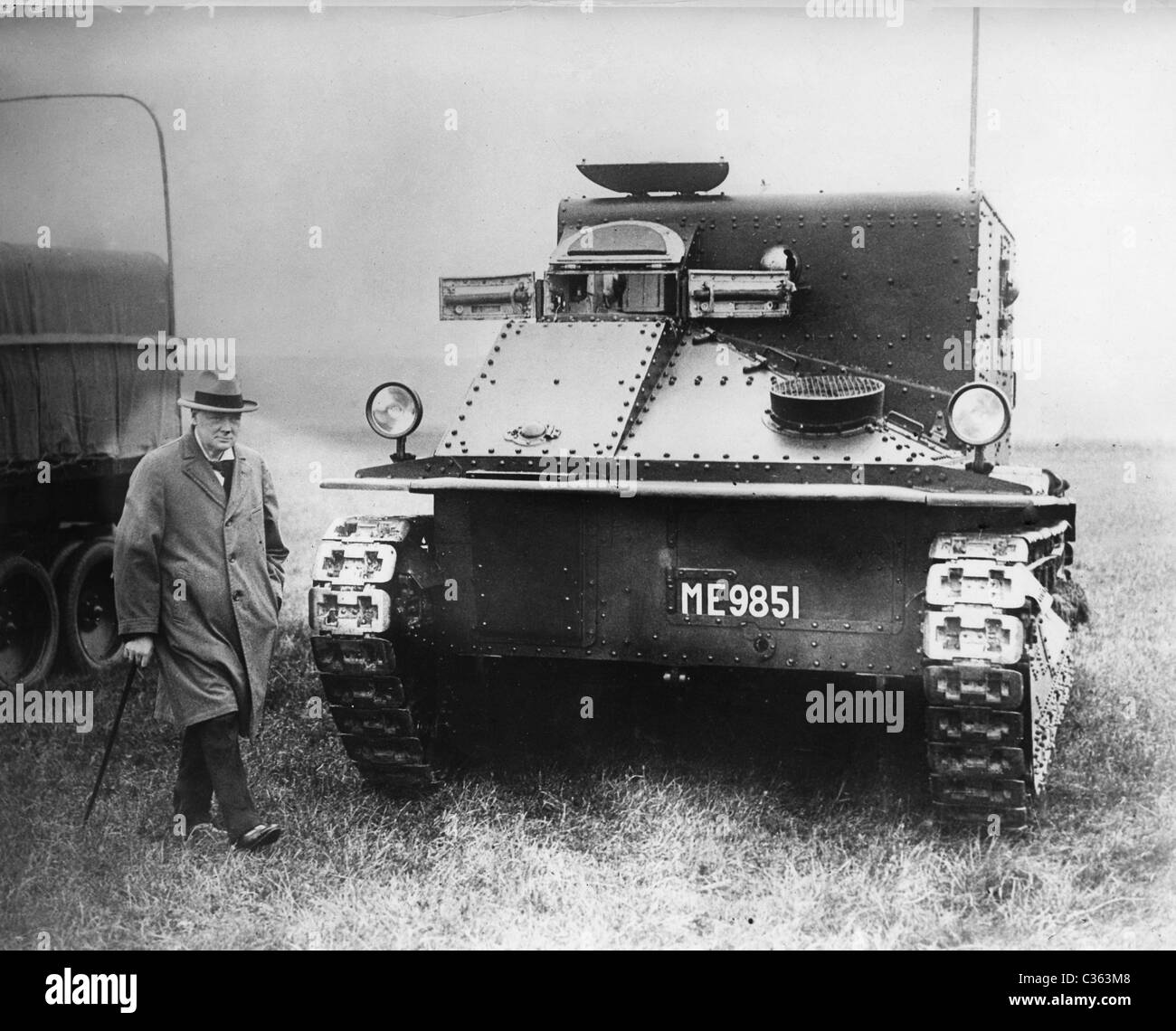 Sir Winston Churchill inspecte les réservoirs dans la plaine de Salisbury Banque D'Images