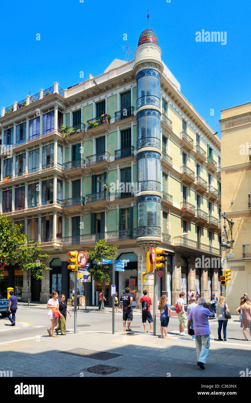 L'influence de Gaudi sur cet édifice à l'intersection de la Travessera de Gràcia et Carrer Gran de Gràcia à Barcelone, Espagne. Banque D'Images