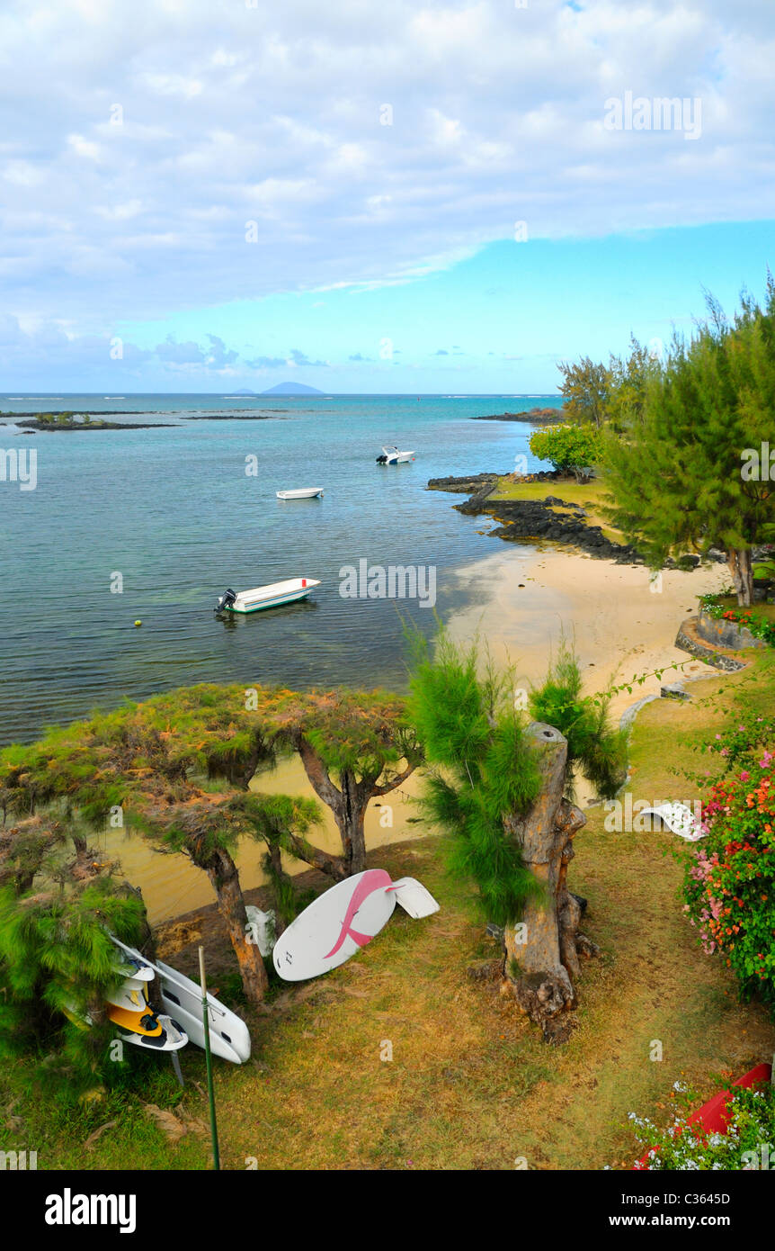 Soir vue depuis notre chambre d'hôtel balcon à l'Kuxville Beach Cottages à Cap Malheureux, Rivière du Rempart, Ile Maurice. Banque D'Images