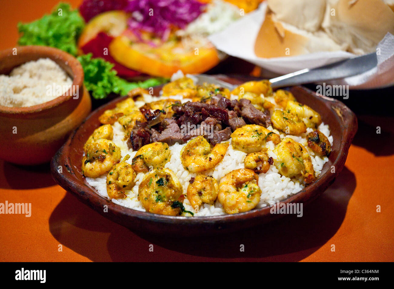Crevettes grillées et carne dans un restaurant dans le Pelourinho, vieille ville, Salvador, Brésil Banque D'Images