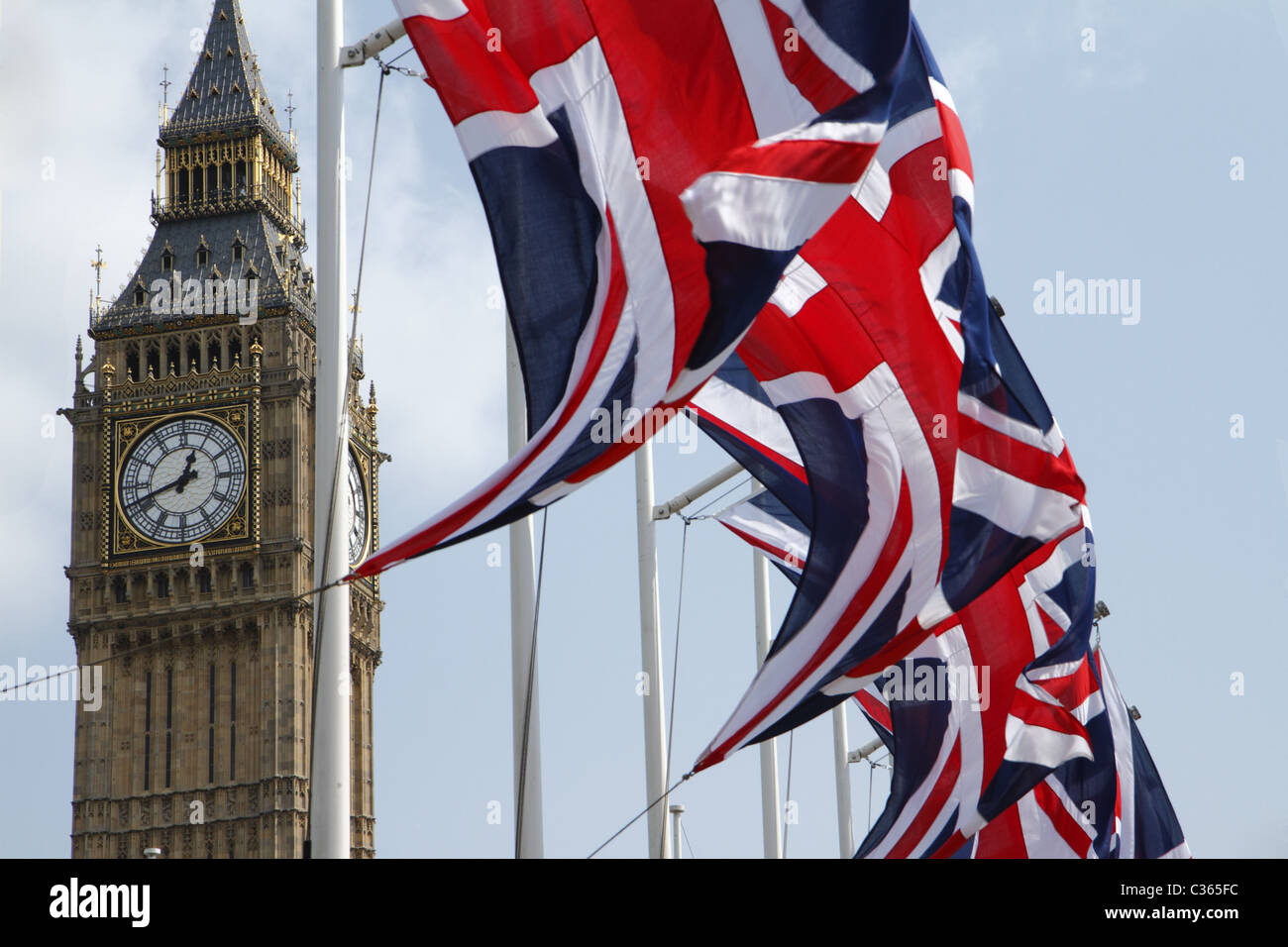 Drapeaux de l'Union en face de Big Ben, London, UK Banque D'Images