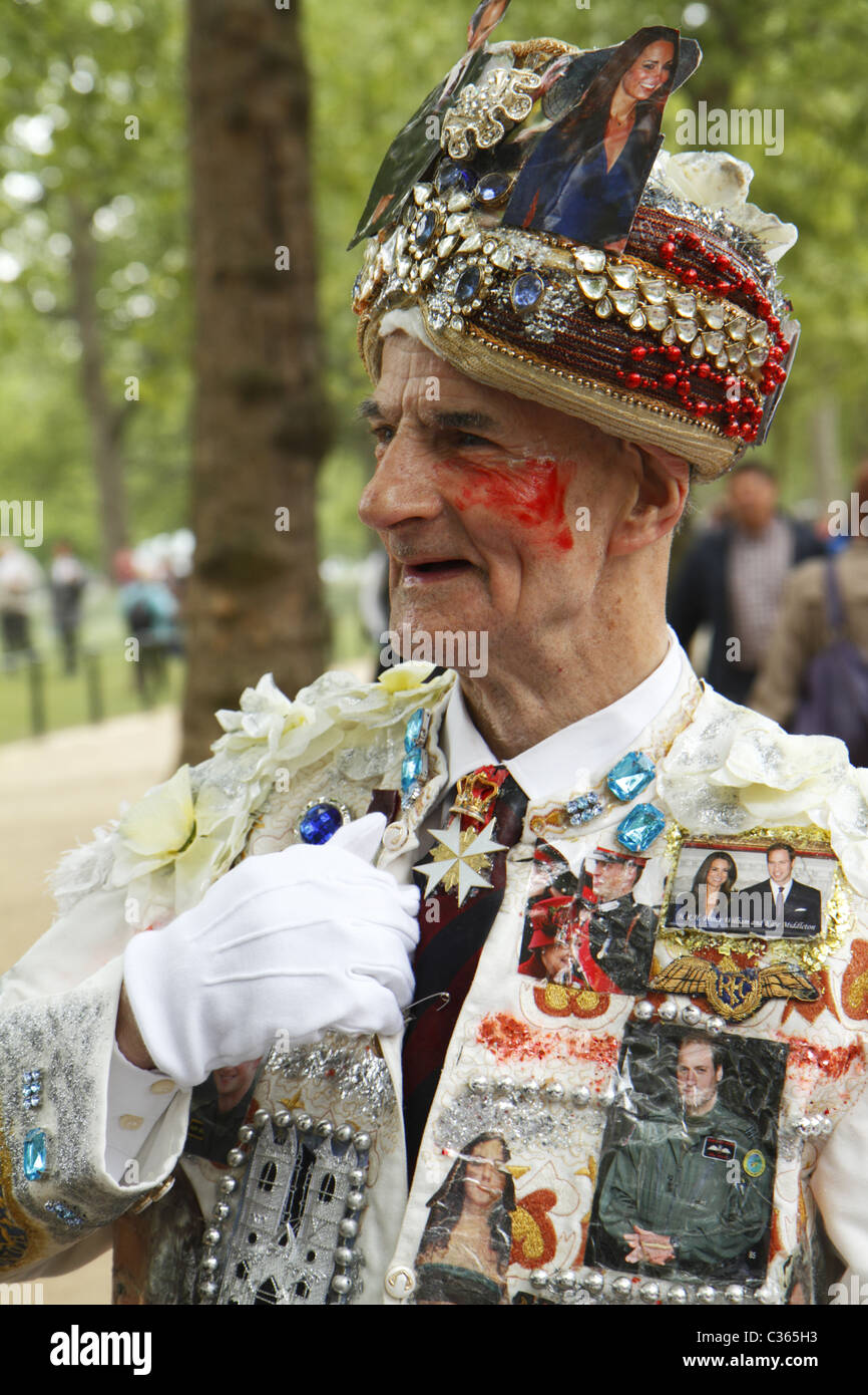 Mariage Royal avril 2011, Londres. Royaume-uni - homme en costume de fête fait maison, le Mall, Londres Banque D'Images