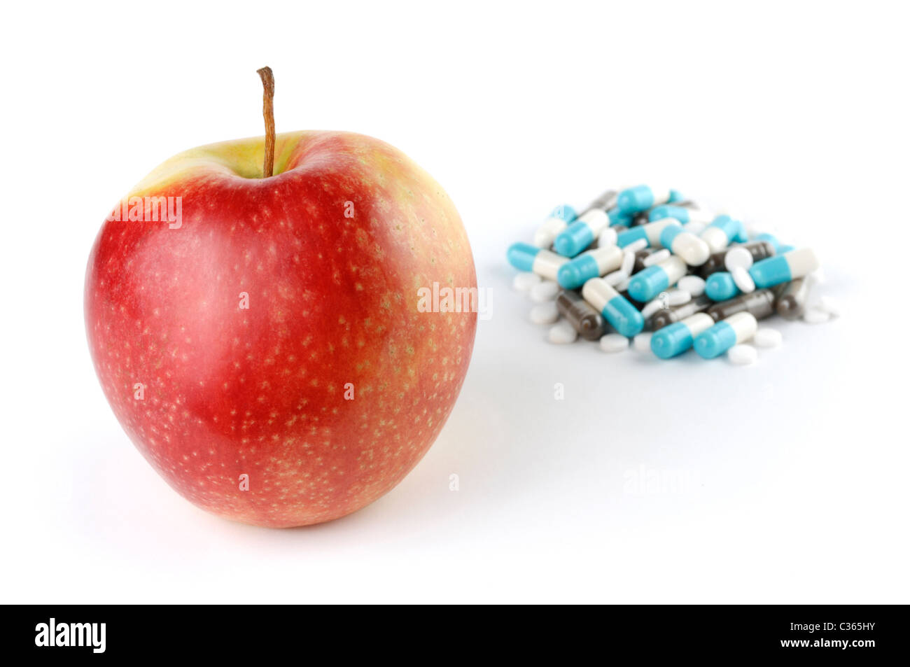 Pomme rouge et un tas de médicaments Alimentation saine Régime de soins de santé et médicaments concept Banque D'Images