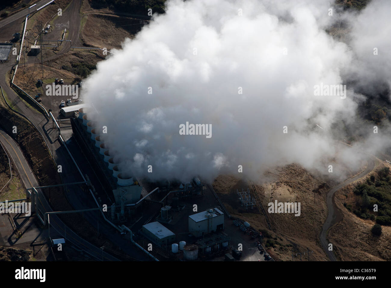 Au-dessus de l'antenne les Geysers plus grand groupe de l'énergie géothermique dans le monde dans le nord de la Californie Banque D'Images