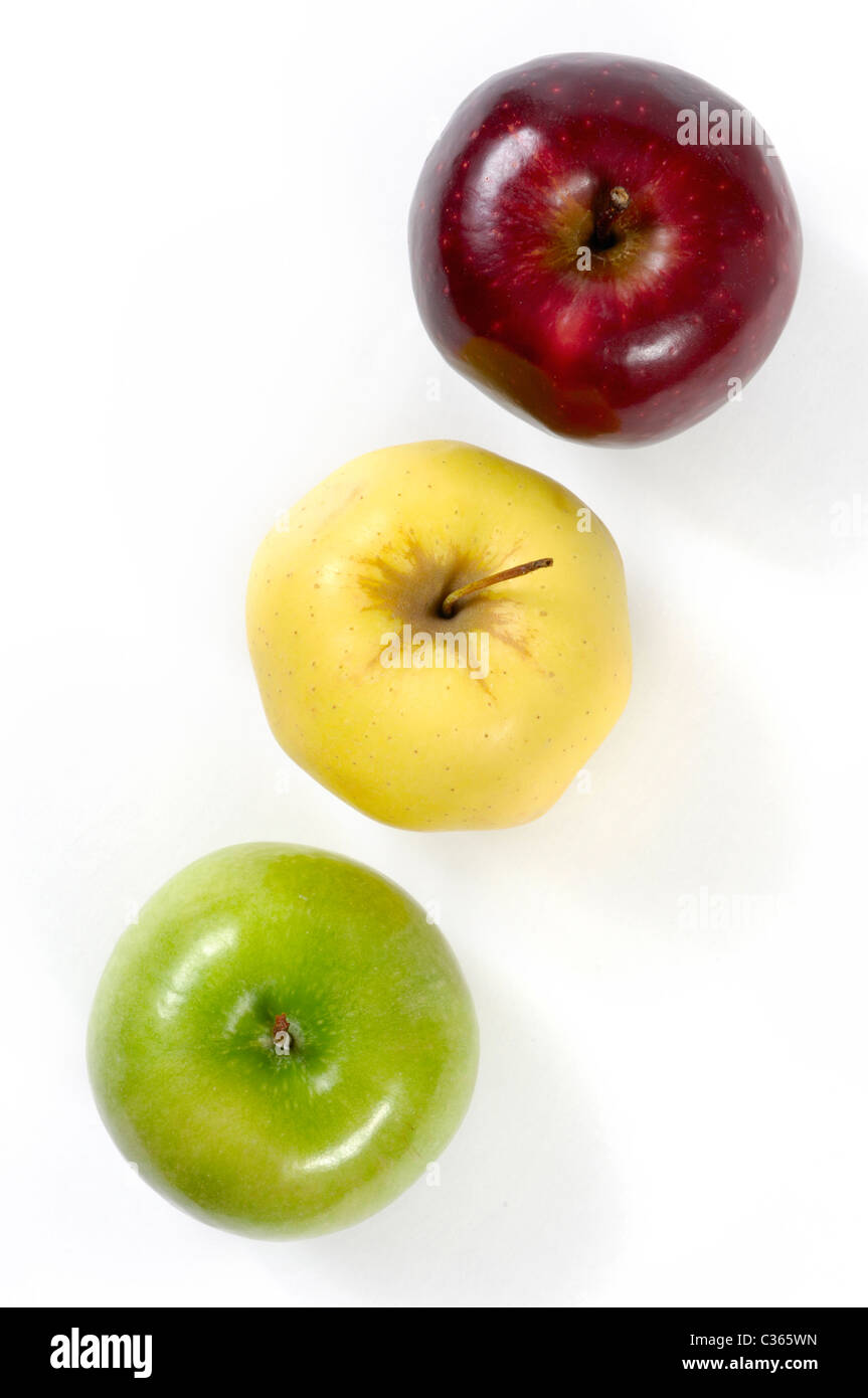 Trois pommes colorées rouge vert et jaune isolé sur fond blanc Banque D'Images