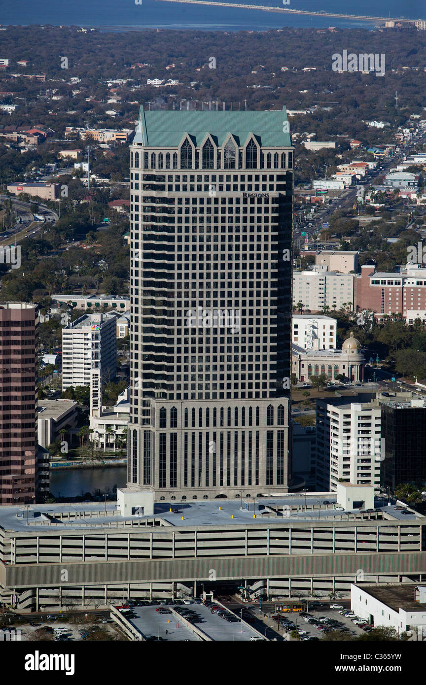 Vue aérienne au-dessus de 100 North Tampa Tampa Florida office tower Banque D'Images