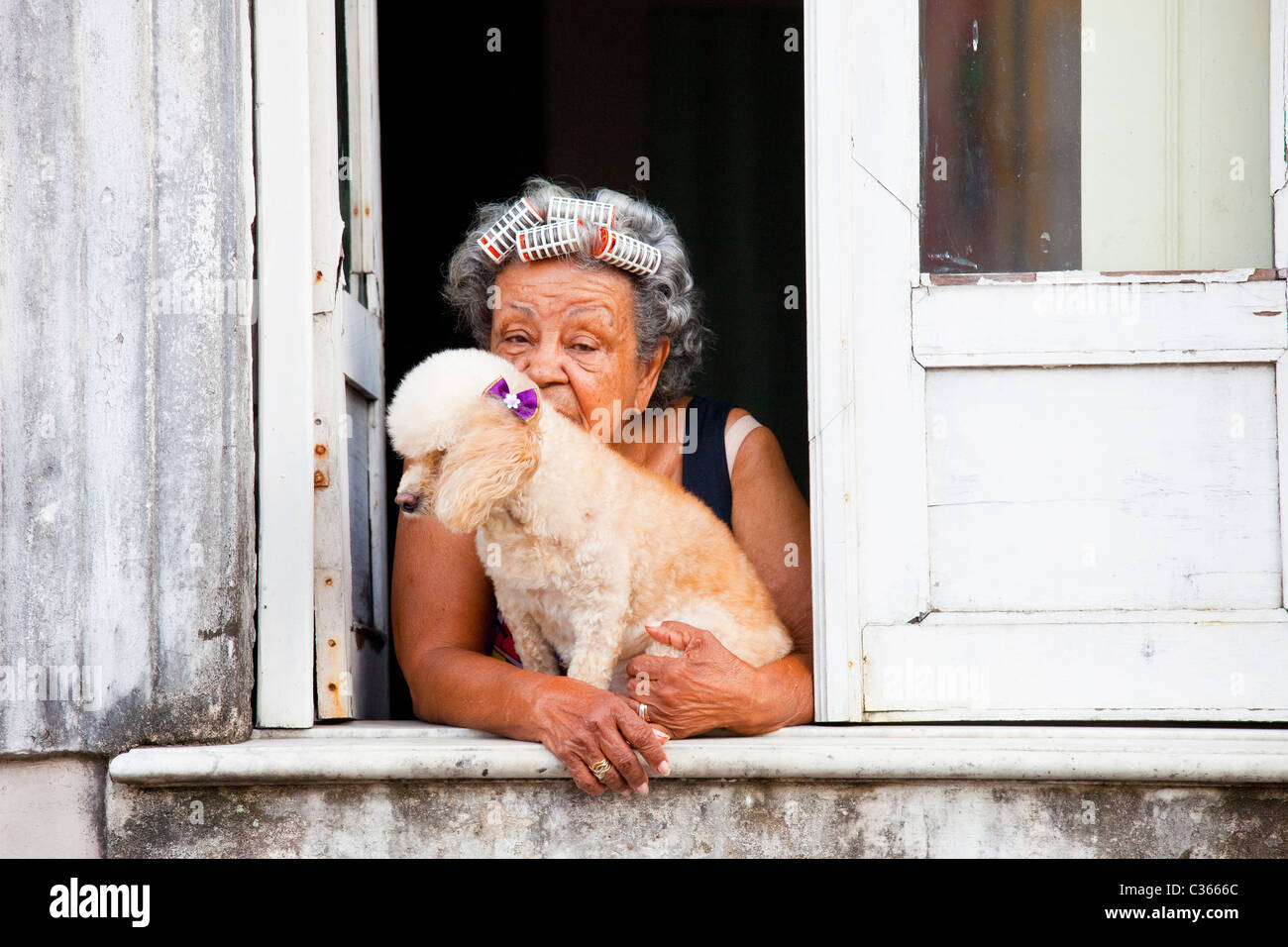 Femme brésilienne avec des bigoudis, Salvador, Brésil Banque D'Images