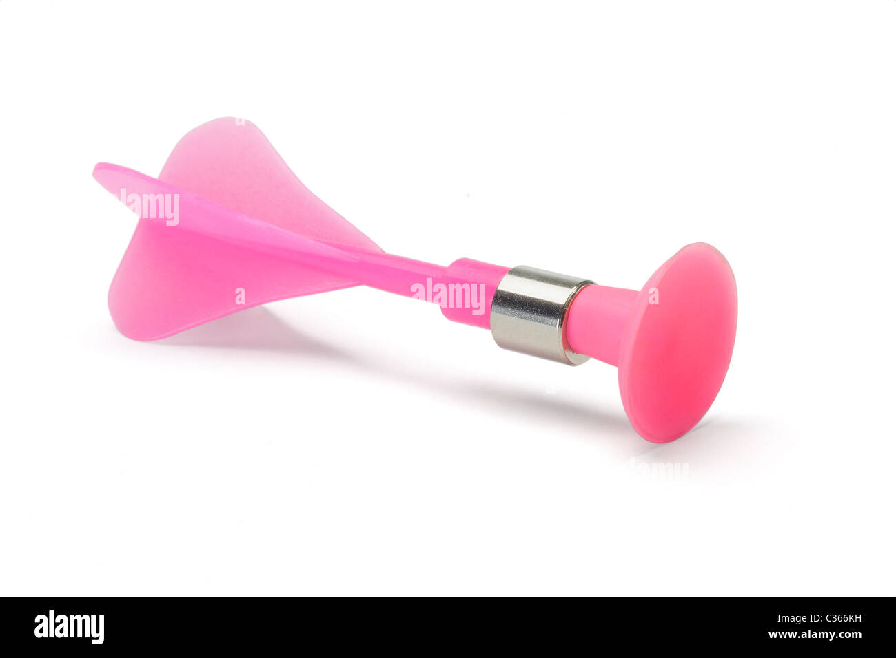 Jouet en plastique rouge dart couché sur fond blanc Banque D'Images