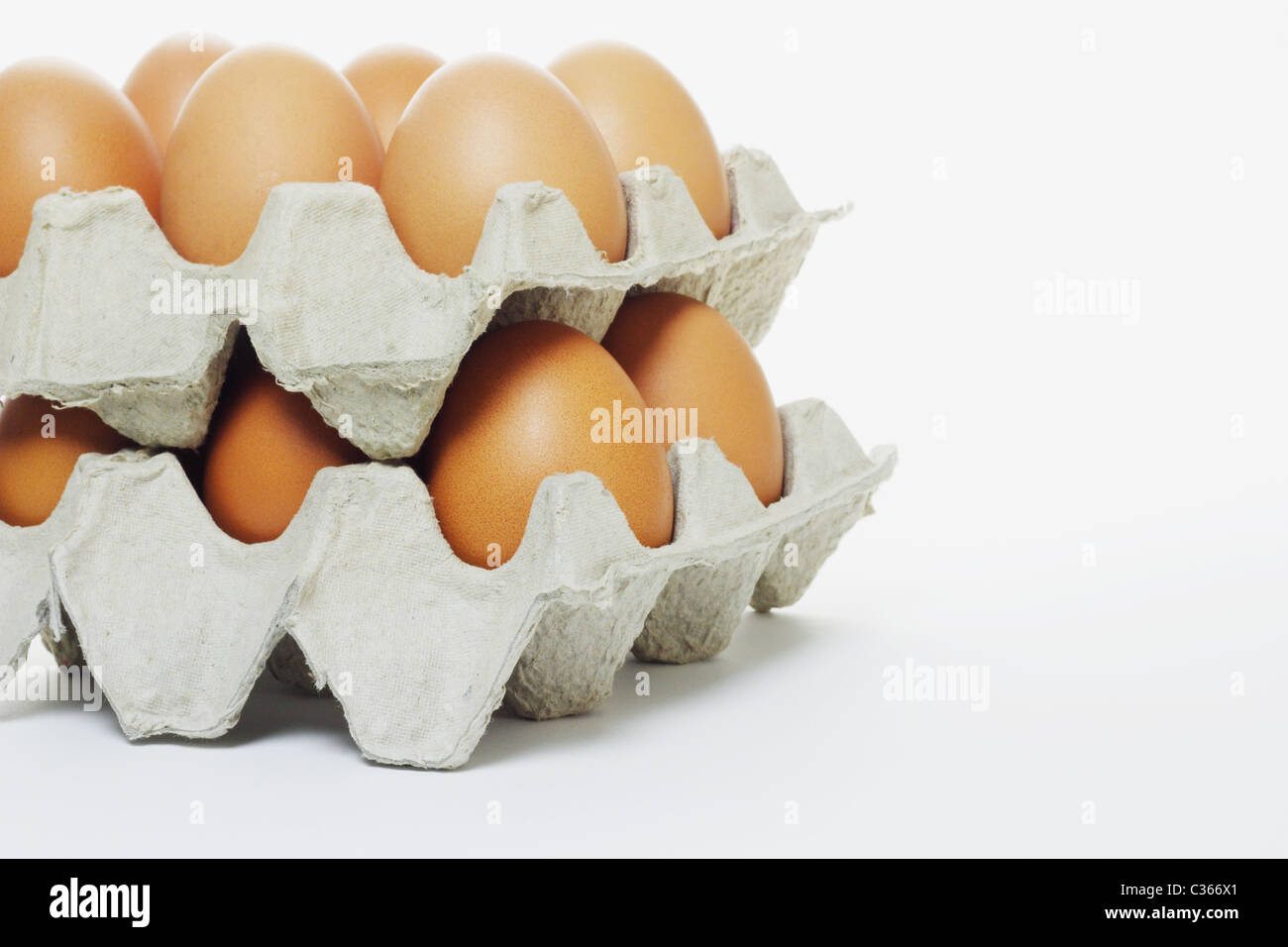 Close up de pile d'oeufs frais dans des cartons avec copie espace Banque D'Images