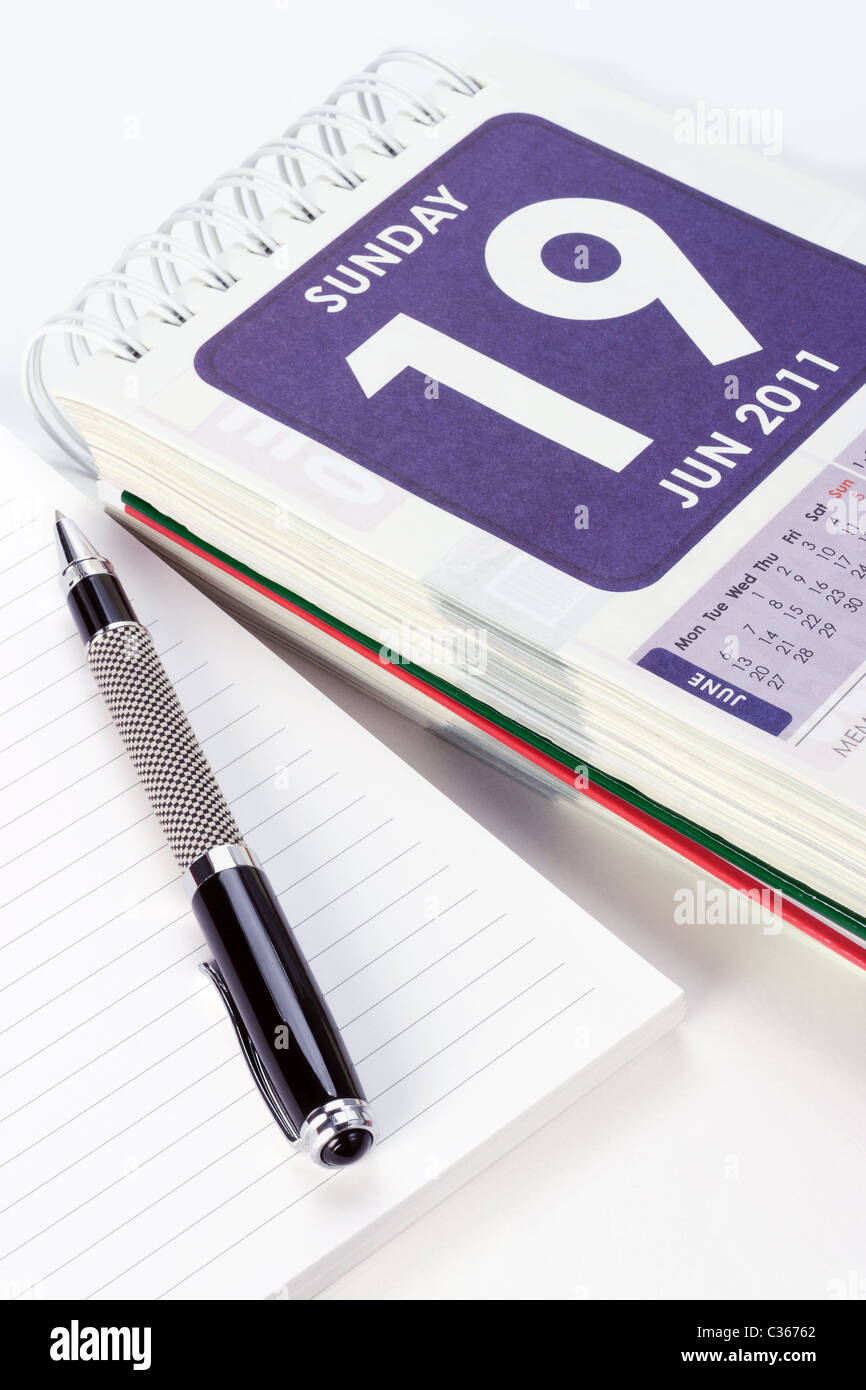 Stylo et carnet de notes avec calendrier afficher la page de la fête des Pères Banque D'Images