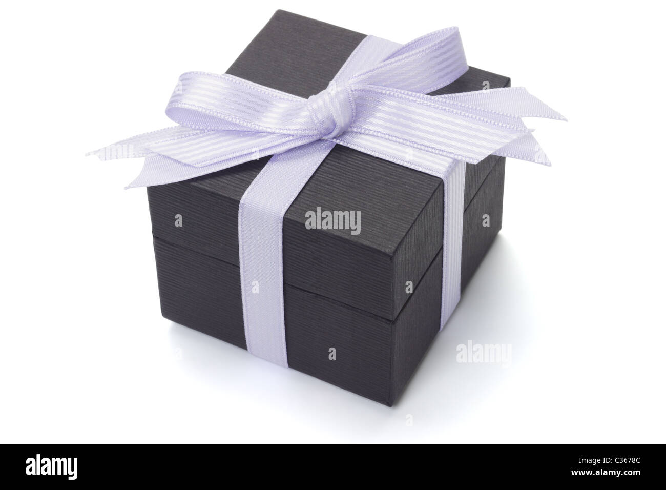Boîte cadeau noire avec ruban blanc bow sur backgropund Banque D'Images